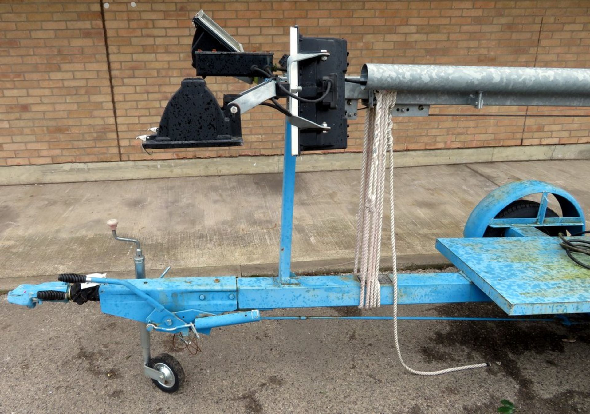 Henry Cooch Hand Winch Lighting Tower. Skylite 12MH. Manufactured 2011. Serial Number: 5671. - Image 4 of 12