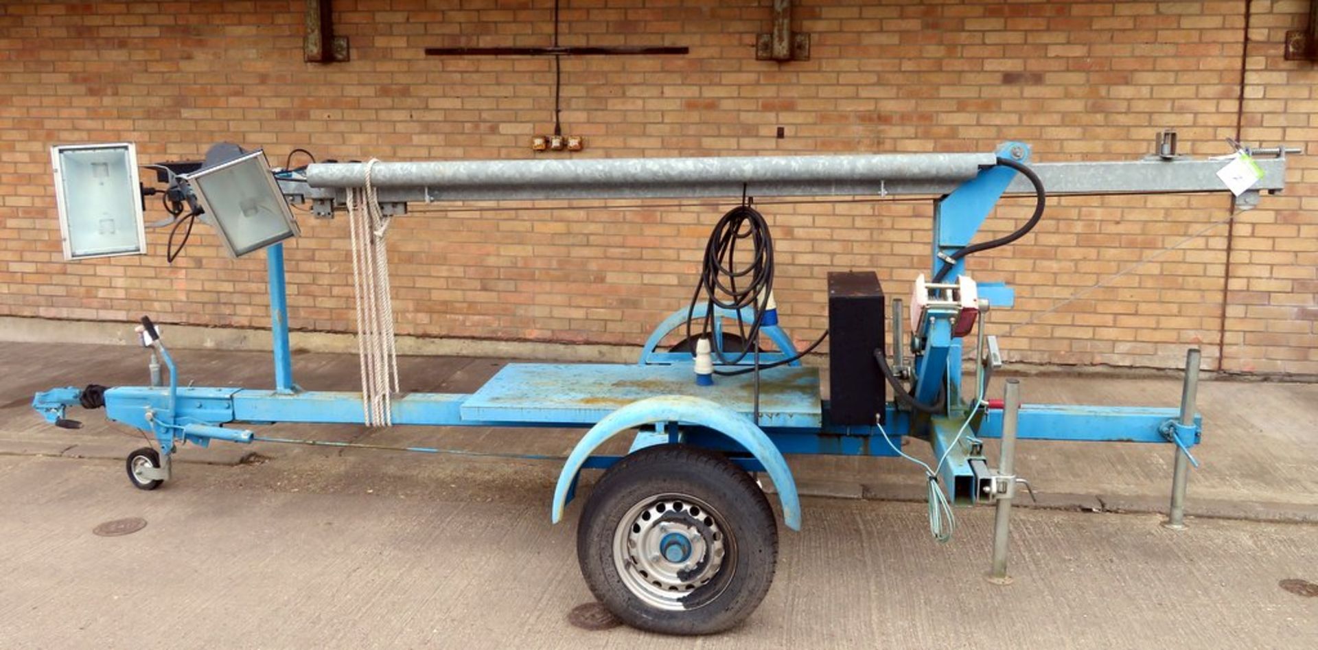Henry Cooch Hand Winch Lighting Tower. Skylite 12MH. Manufactured 2011. Serial Number: 5672.