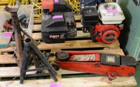 Hydraulic Trolley Jack & 2x Pairs of Axle Stands.