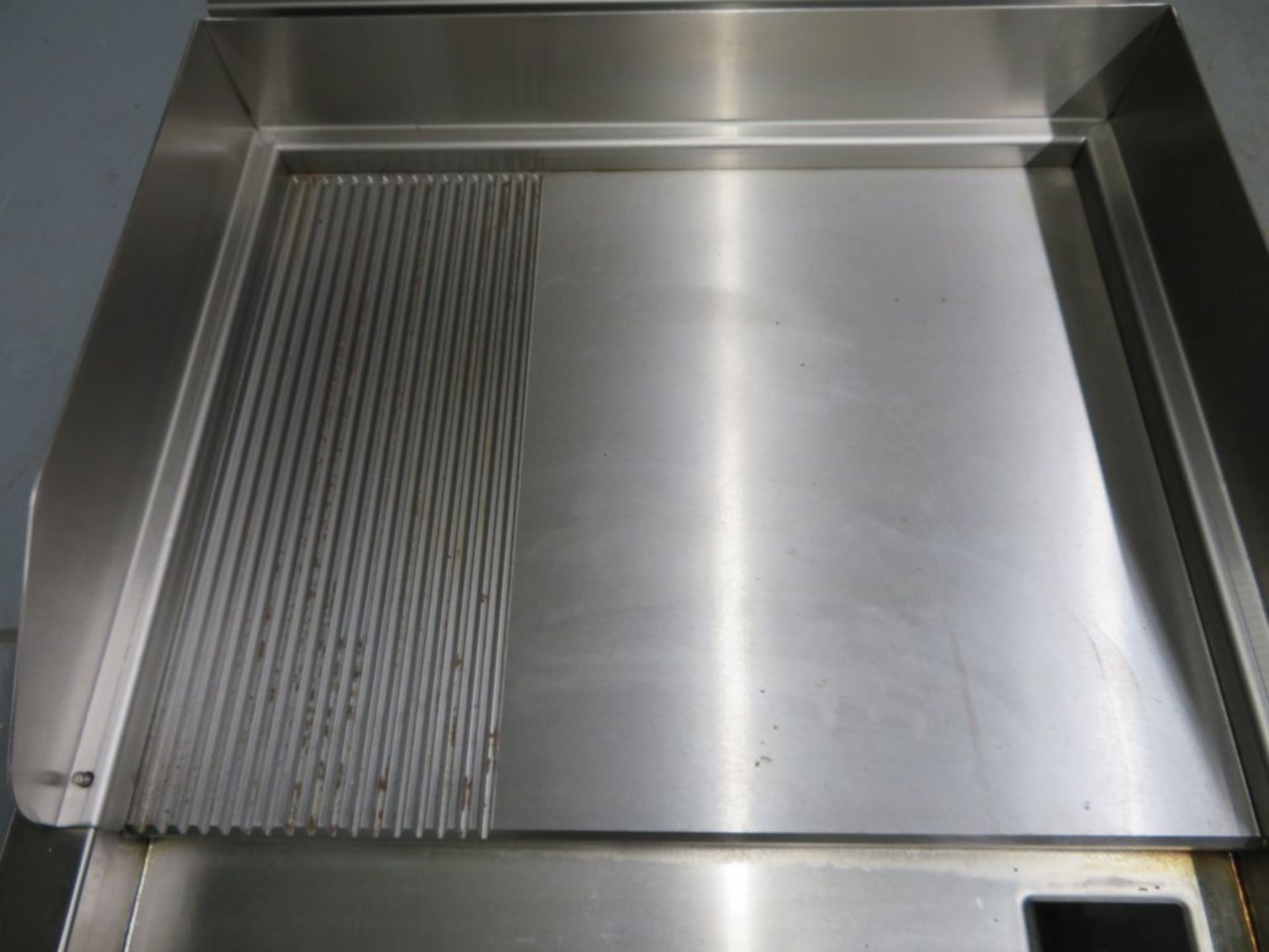 Heavy duty induction griddle, 1/3 ribbed & 2/3 smooth, 3 phase electric, demo use only - Image 4 of 6