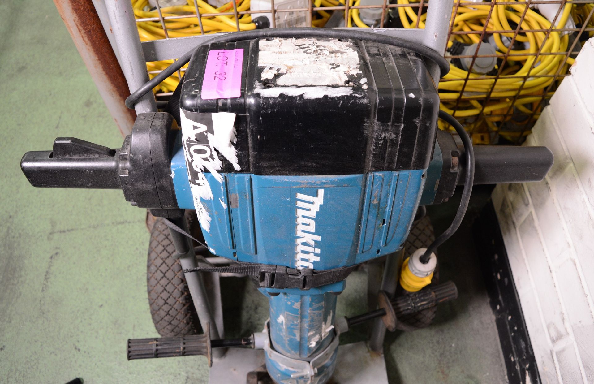 Makita HM1810 Demolition Hammer Drill Elec 110V + Trolley. - Image 2 of 2