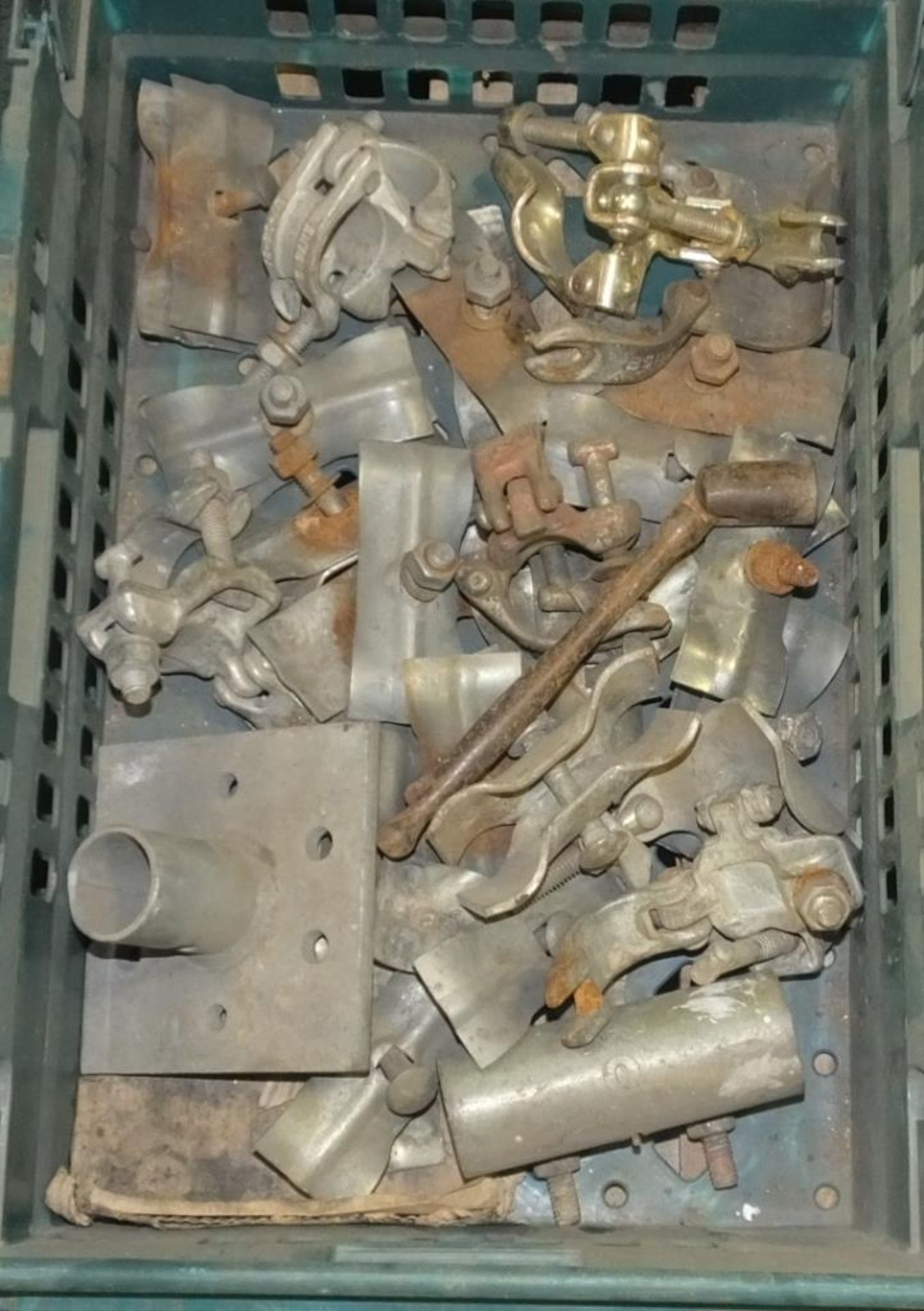 Tray of scaffolding clamps - Image 2 of 3