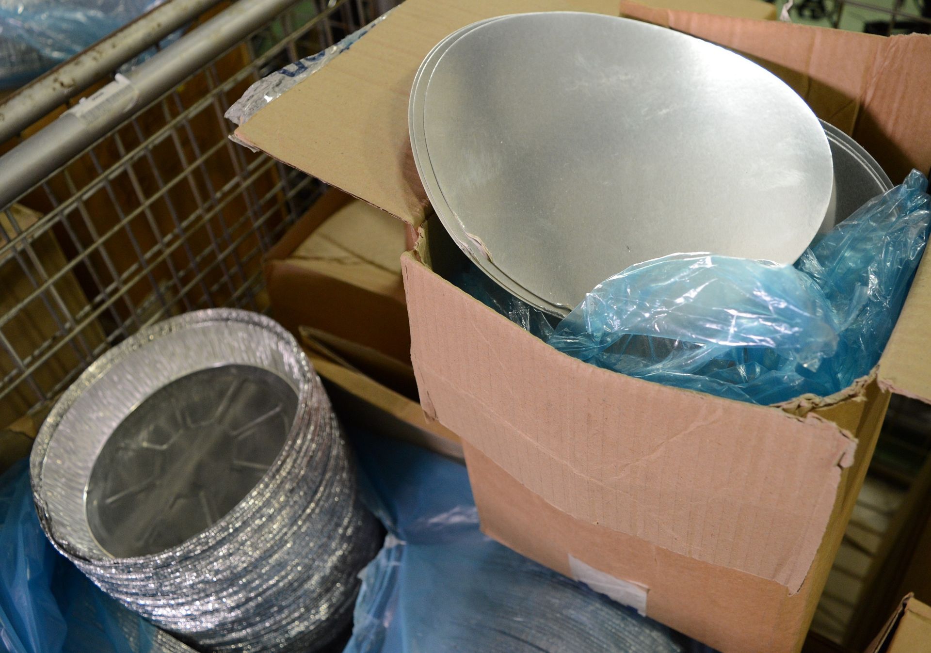 4x Boxes of Round Foil Dishes 210 x 40mm. 3x Boxes of Round lids 207mm. - Image 3 of 3