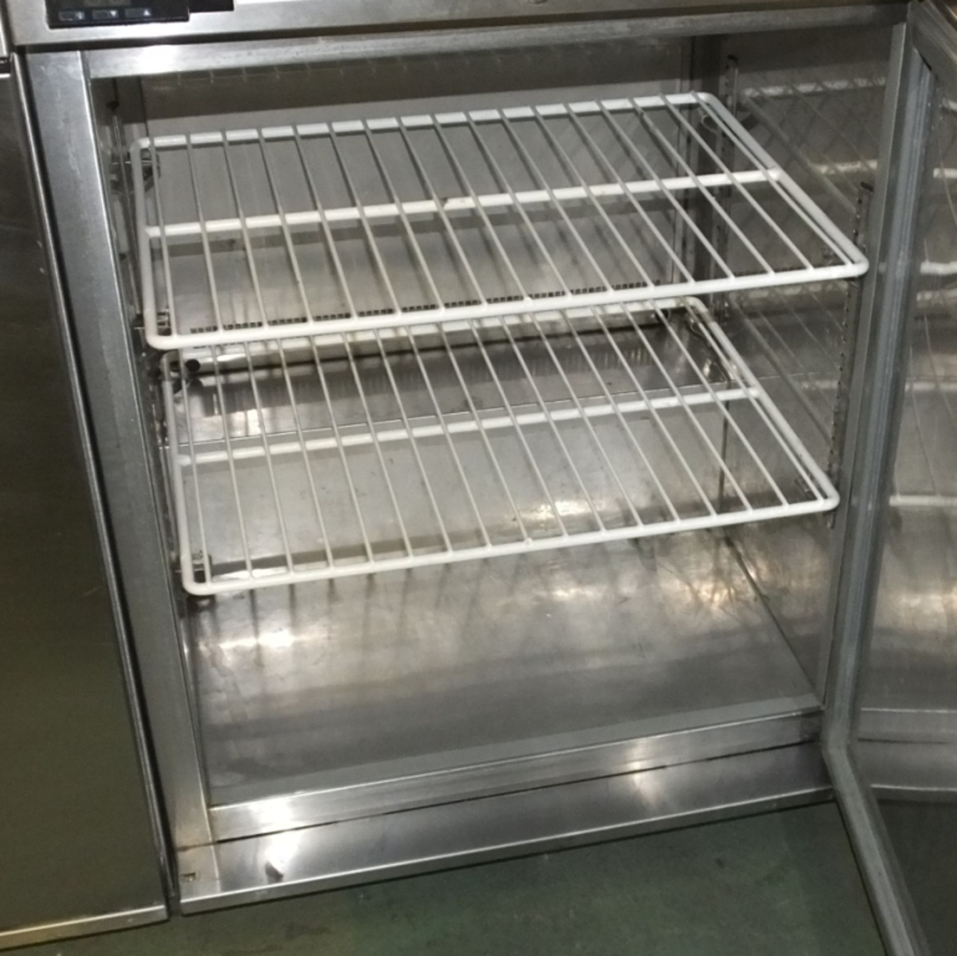 Williams single door counter top fridge - Image 2 of 3