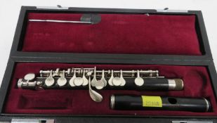 Yamaha 62 piccolo with case. Serial number: 40556. Please note that this item is sold as