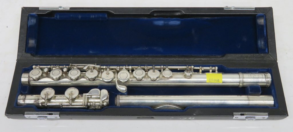 Muramatsu flute with case. Serial number: GX82024. Please note that this item is sold as