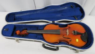 Karl Hofner 702 (1996) 15 1/2 inch body with case. Please note that this item is sold as s