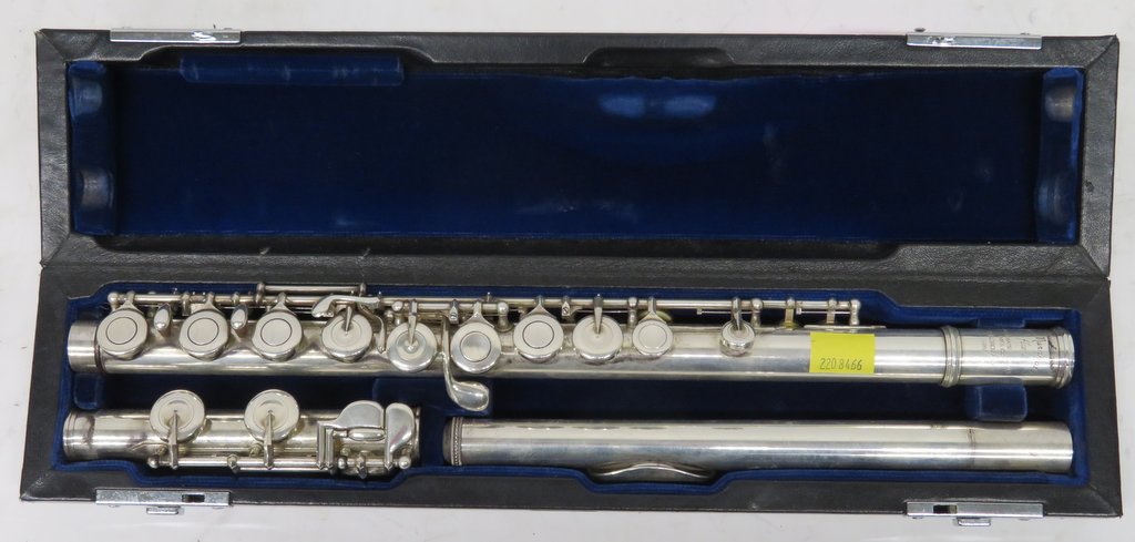 Muramatsu flute with case. Serial number: GX82024. Please note that this item is sold as - Image 2 of 12