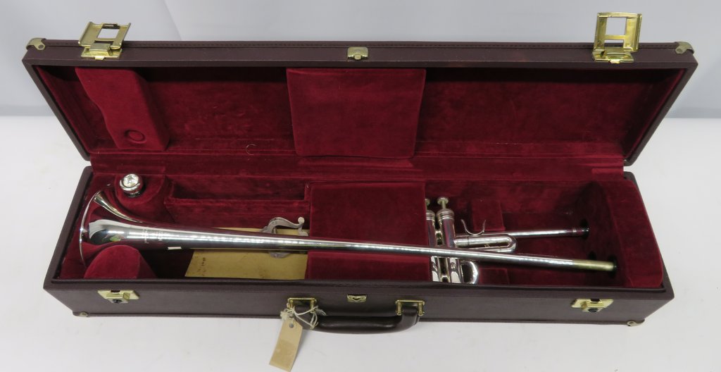 Besson International BE706 fanfare trumpet with case. Serial number: 884561. Please note