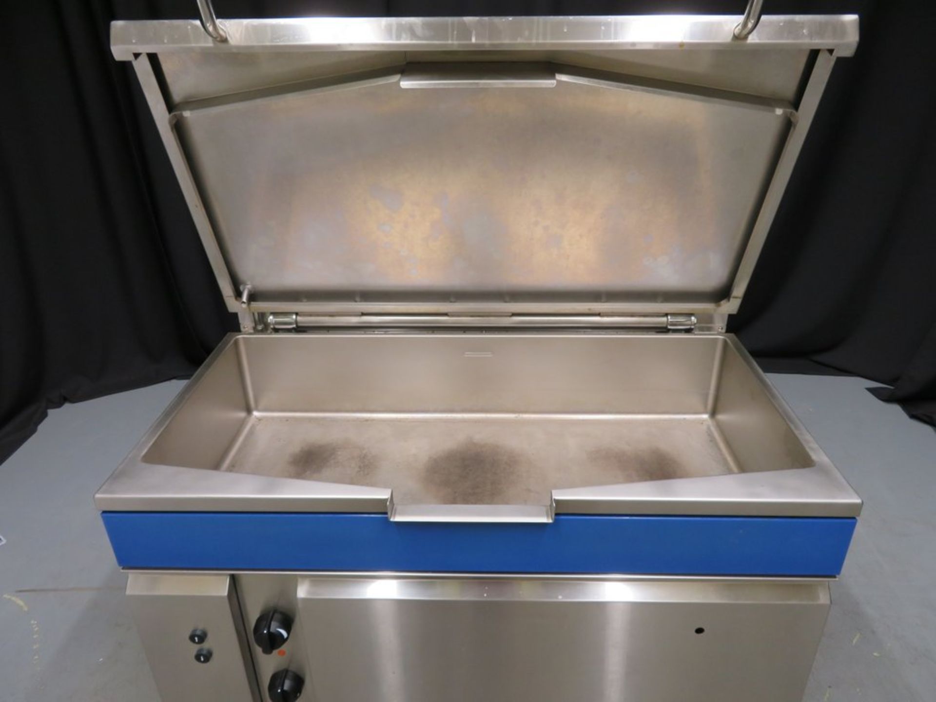 Blue Seal Evolution Series E580 - 1200mm electric tilting bratt pan, 3 phase electric - Image 4 of 8