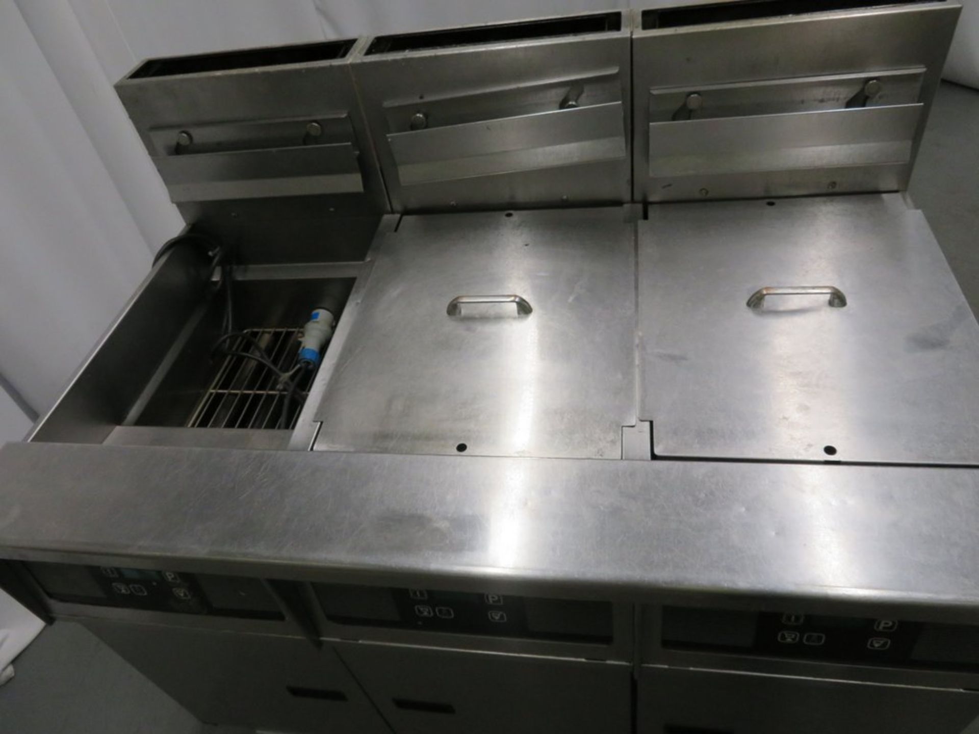 Pitco SG50 3 tank twin basket fryer, natural gas - Image 4 of 12