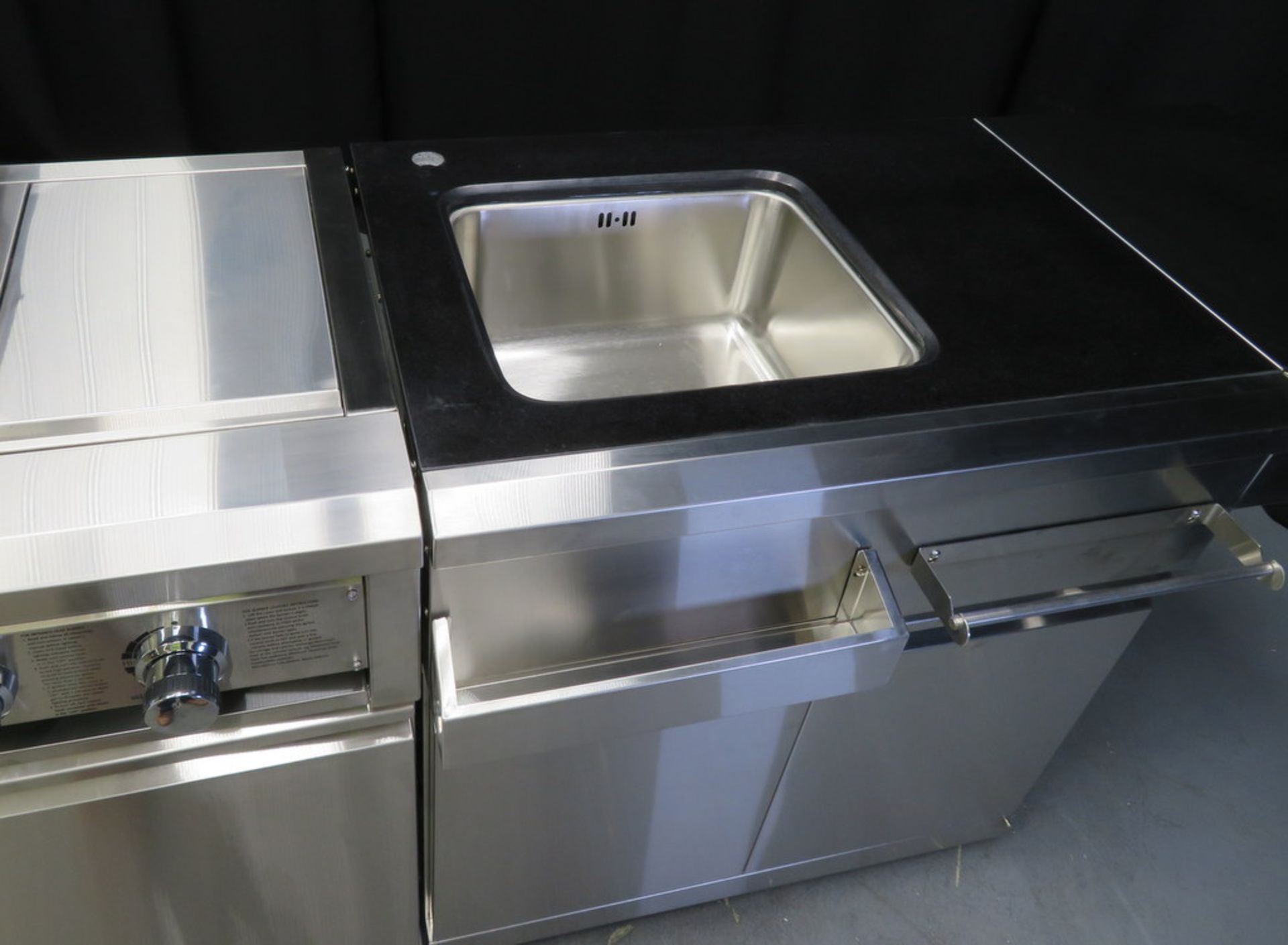 Gas 6 burner BBQ with infrared rear burner & side burner, including sink unit with cupboards - Image 9 of 22