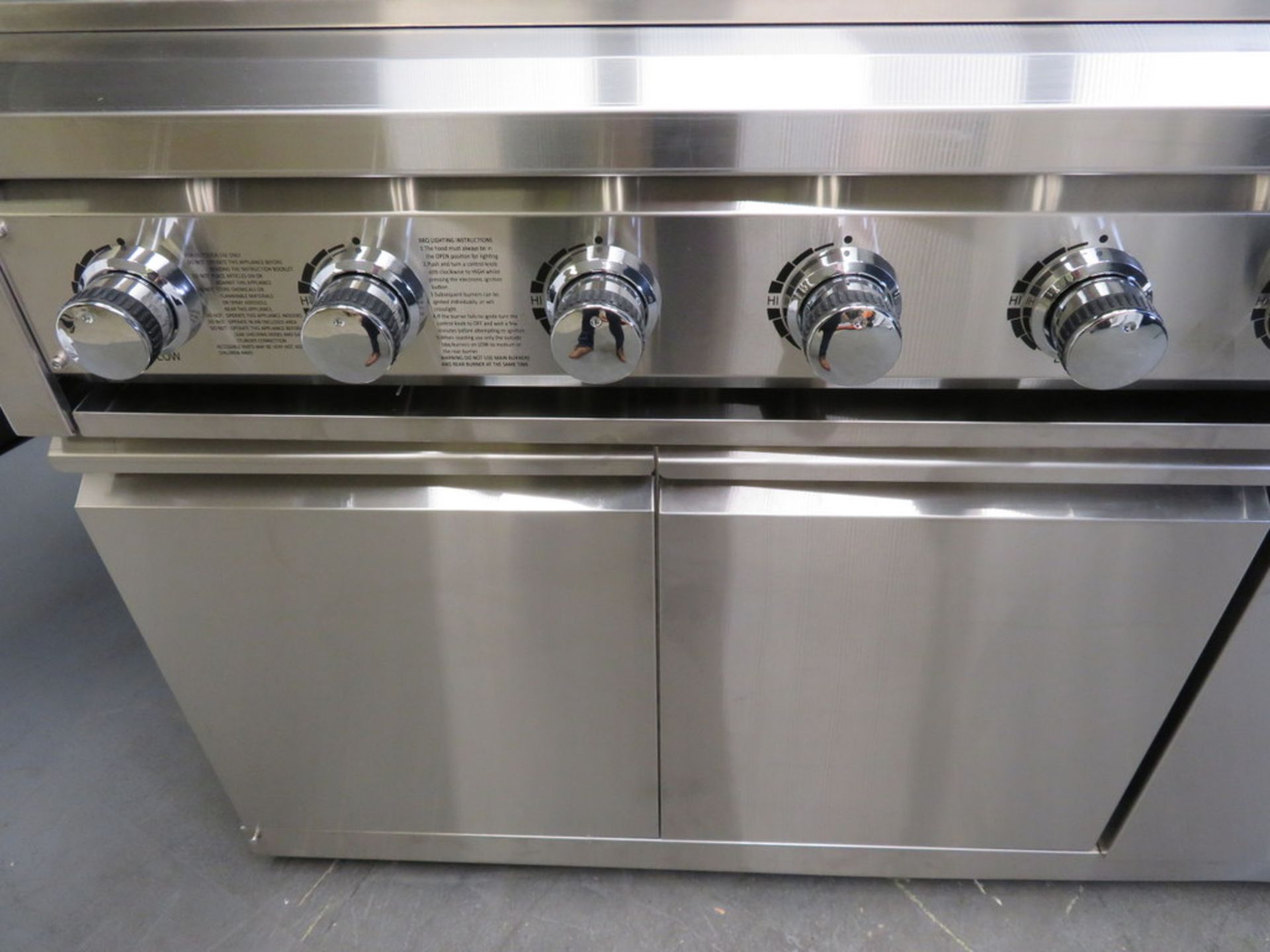 Gas 6 burner BBQ with infrared rear burner & side burner, including sink unit with cupboards - Image 7 of 22