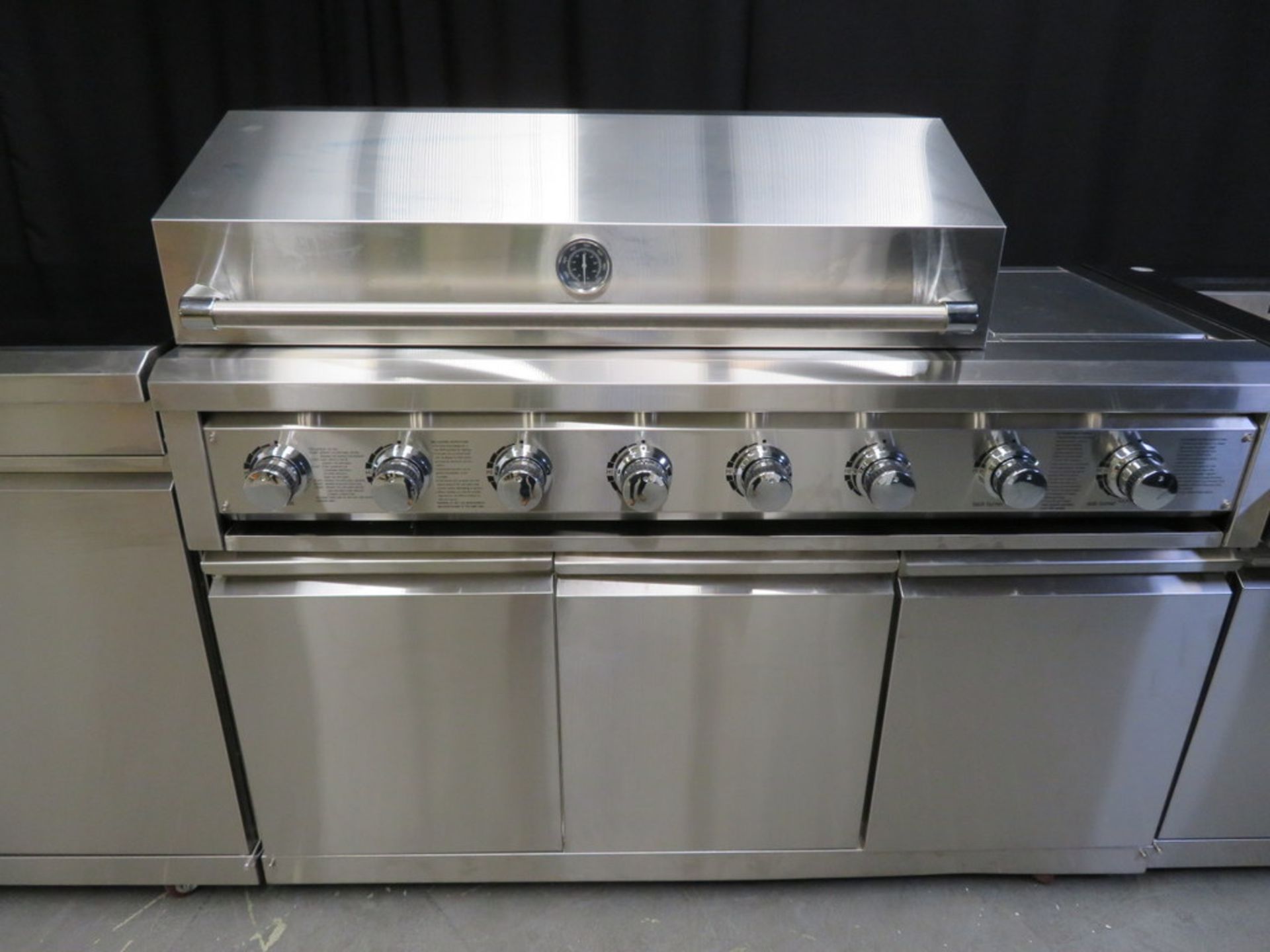 Gas 6 burner BBQ with infrared rear burner & side burner, including sink, prep table & refrigerator - Image 4 of 28