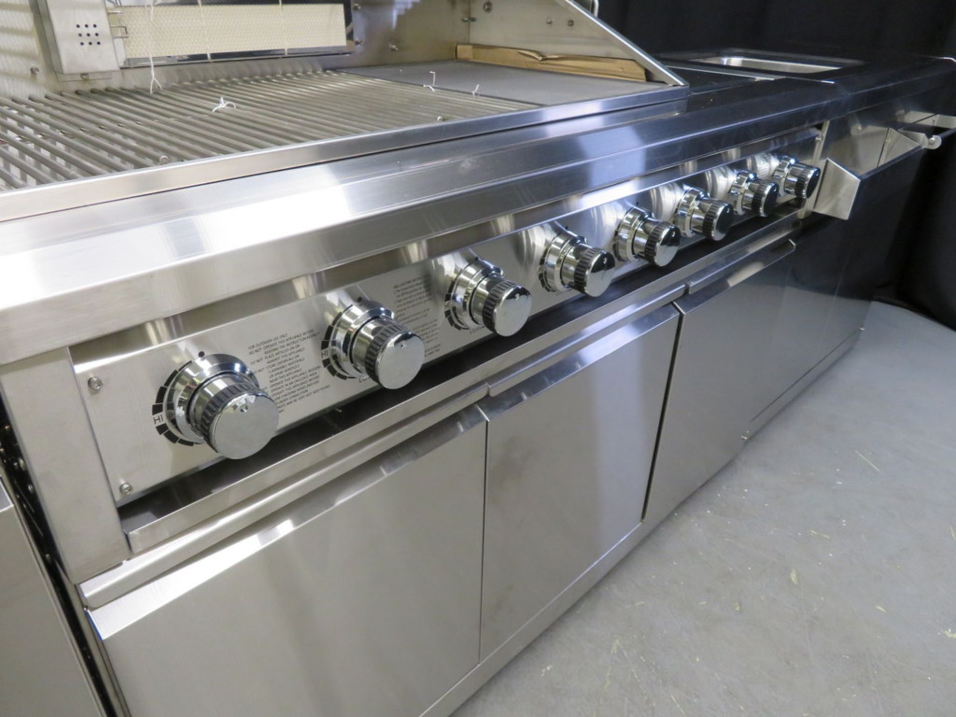 Gas 6 burner BBQ with infrared rear burner & side burner, including sink, prep table & refrigerator - Image 9 of 28