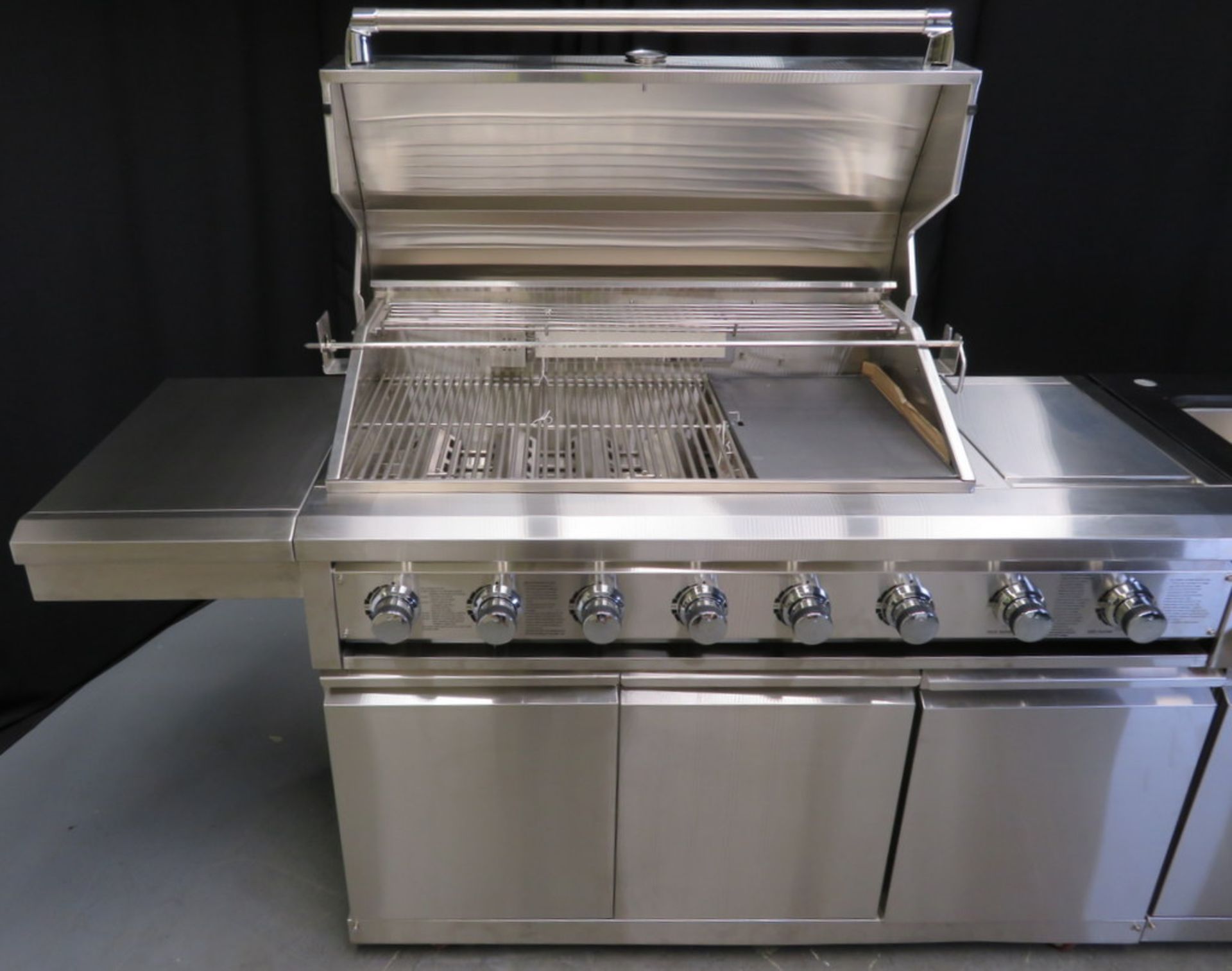 Gas 6 burner BBQ with infrared rear burner & side burner, including sink unit with cupboards - Image 4 of 22