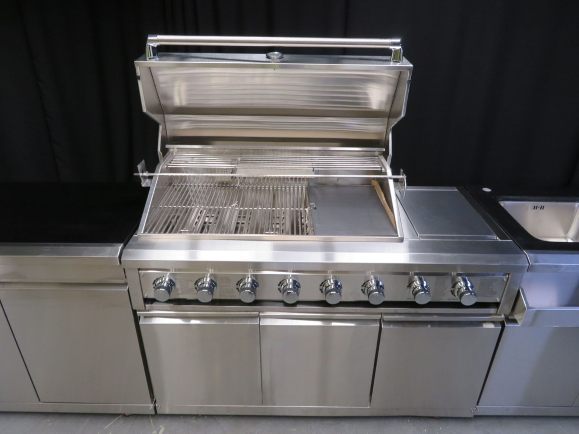 Gas 6 burner BBQ with infrared rear burner & side burner, including sink, prep table & refrigerator - Image 5 of 28