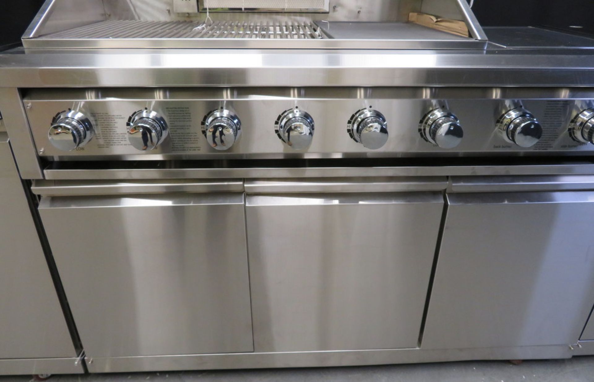 Gas 6 burner BBQ with infrared rear burner & side burner, including sink, prep table & refrigerator - Image 8 of 28