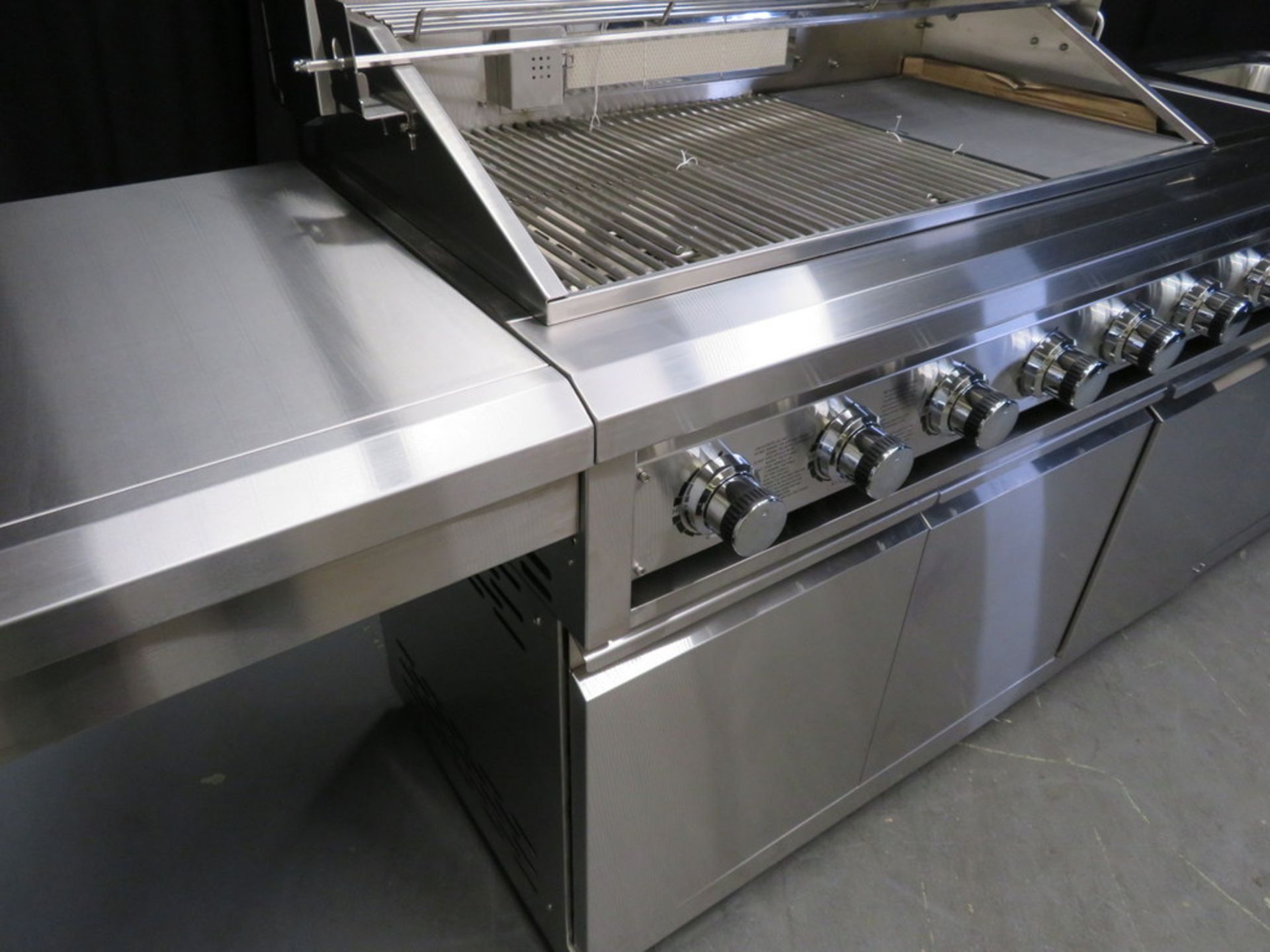 Gas 6 burner BBQ with infrared rear burner & side burner, including sink unit with cupboards - Image 6 of 22