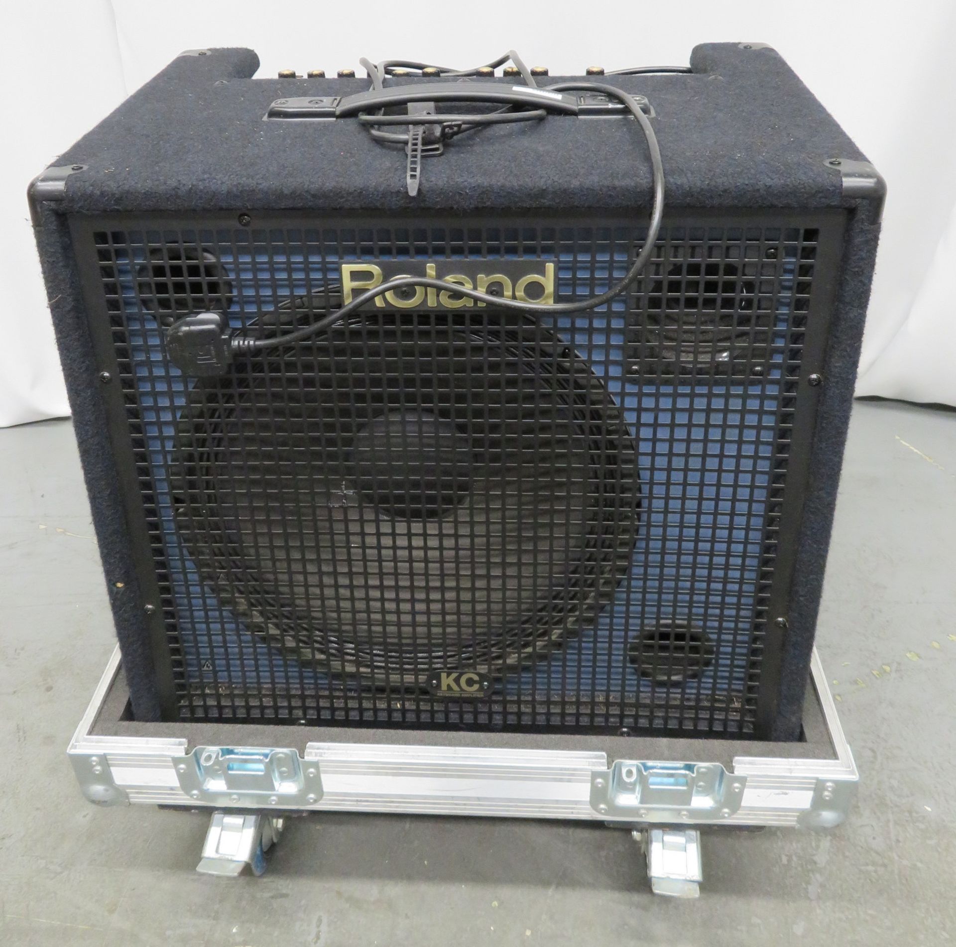 Roland KC550 keyboard amp in flight case. Serial number: CZ83020.