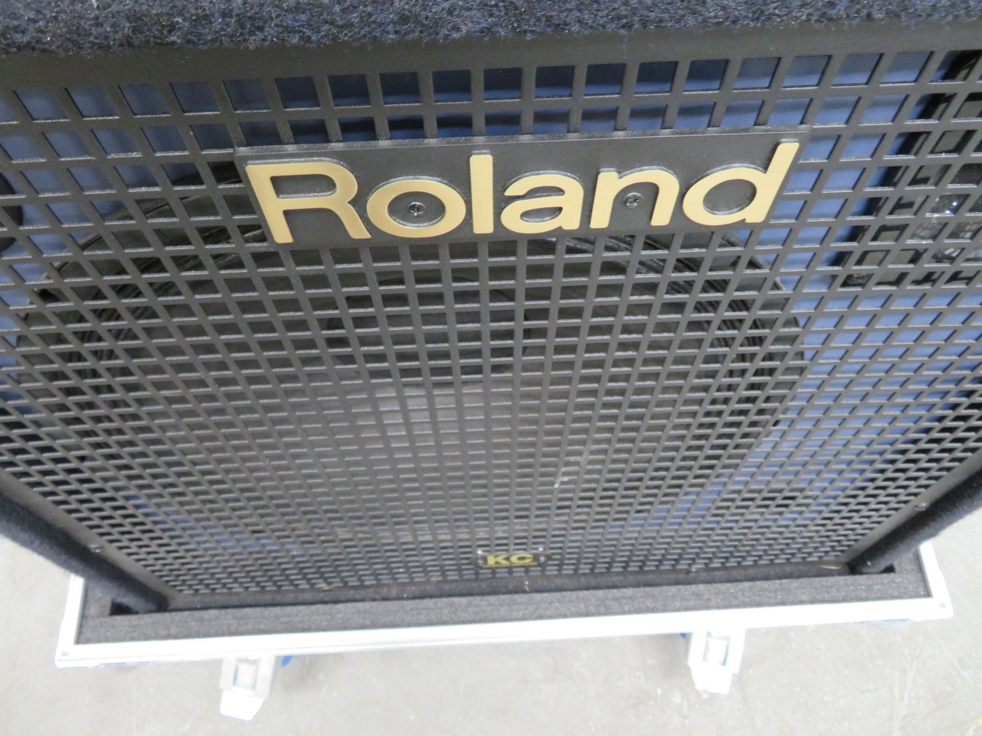 Roland KC550 keyboard amp in flight case. Serial number: Z6C6043. - Image 4 of 8