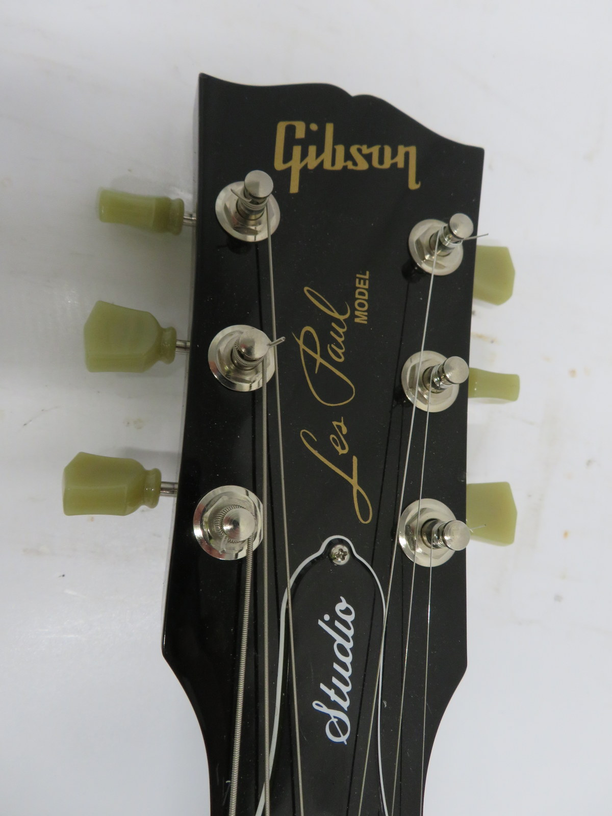 Gibson Les Paul electric guitar in flight case. Serial number: 124200693. - Image 8 of 13