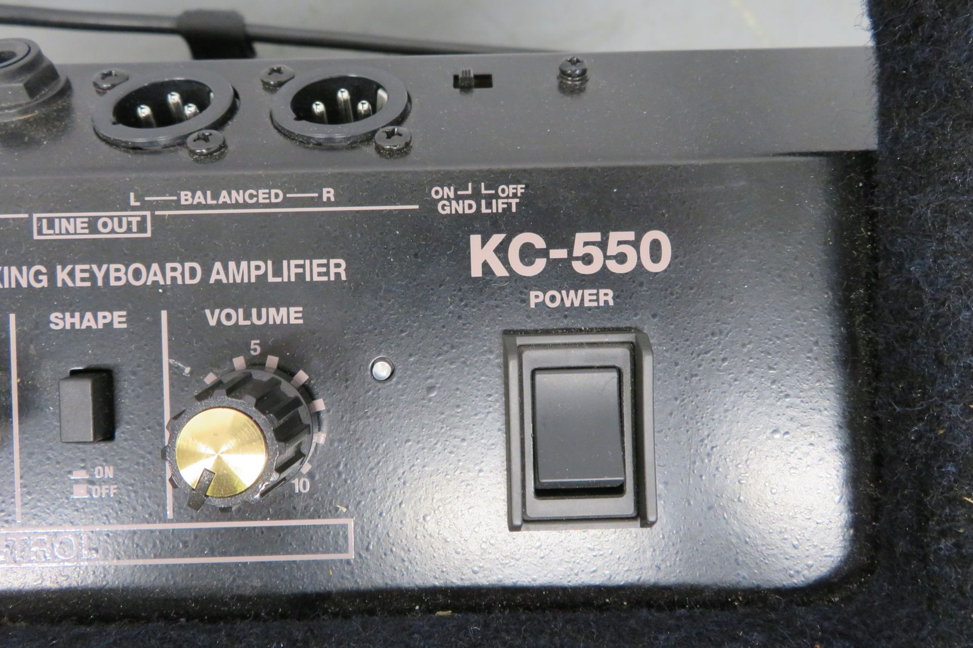 Roland KC550 keyboard amp in flight case. Serial number: Z6C6043. - Image 6 of 8