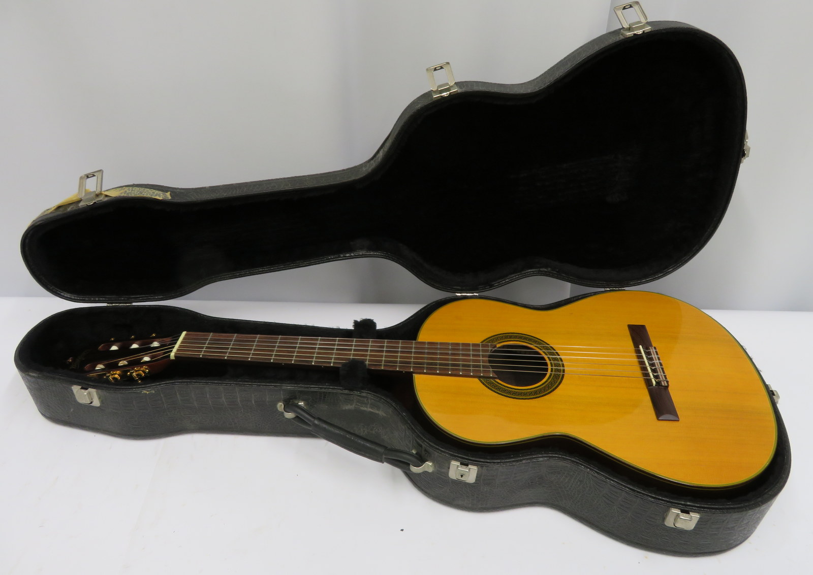 Washburn Enrique Tapicas C8S acoustic guitar with case. Serial number: 96010012.