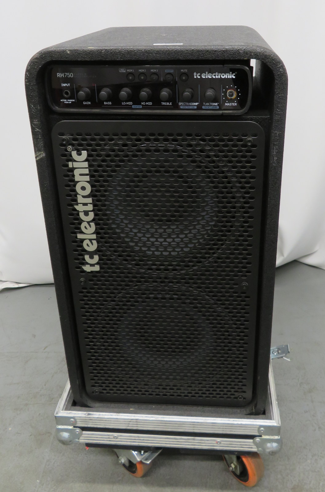 TC Electronics bass combo speaker & amp in flight case. Serial number: 10626148.