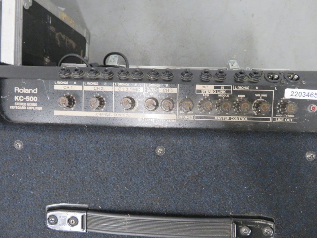 Roland KC-500 stereo mixing 125w keyboard amplifier in flight case. Please note that this - Image 4 of 7