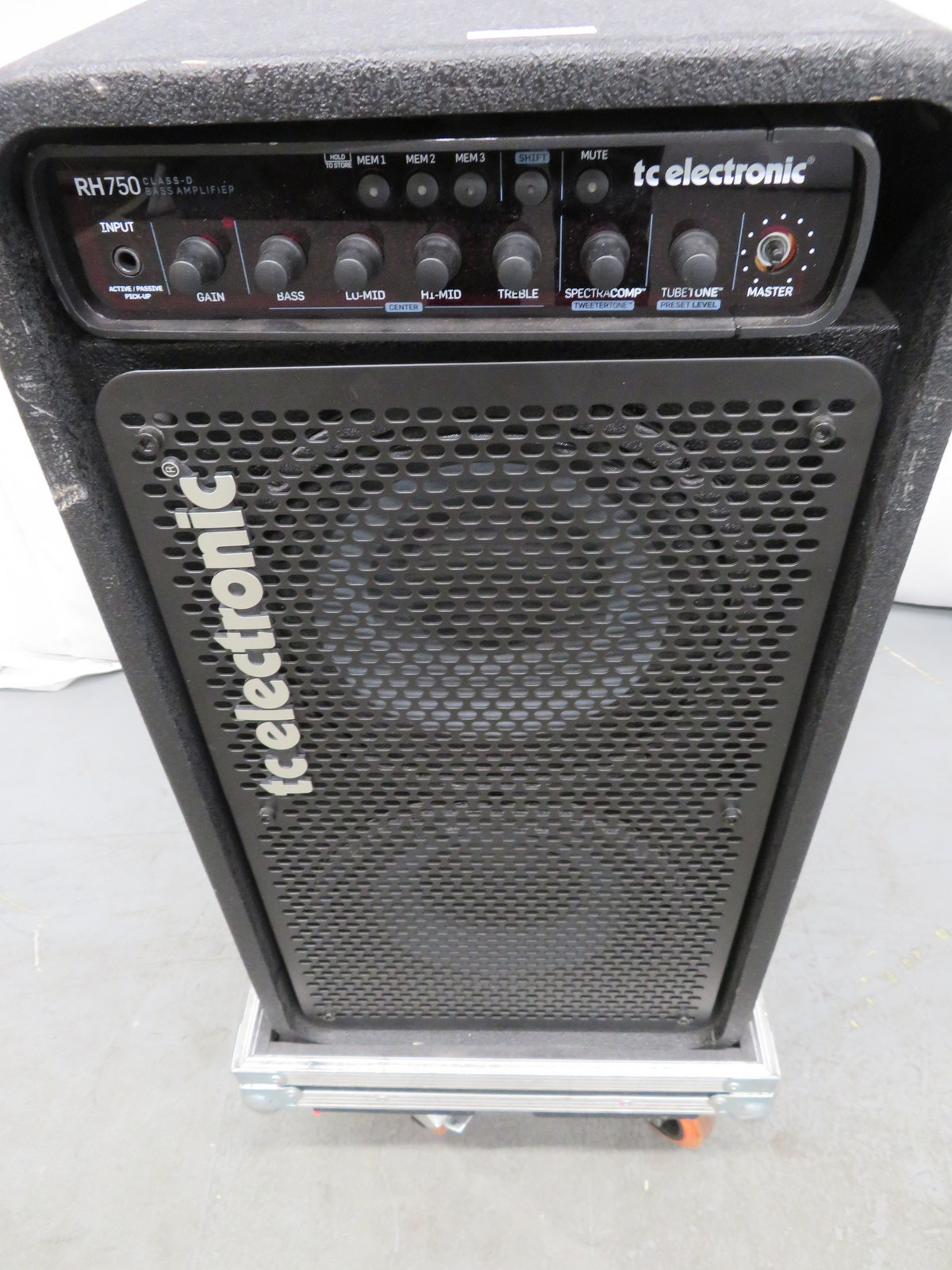 TC Electronics bass combo speaker & amp in flight case. Serial number: 10626148. - Image 2 of 10