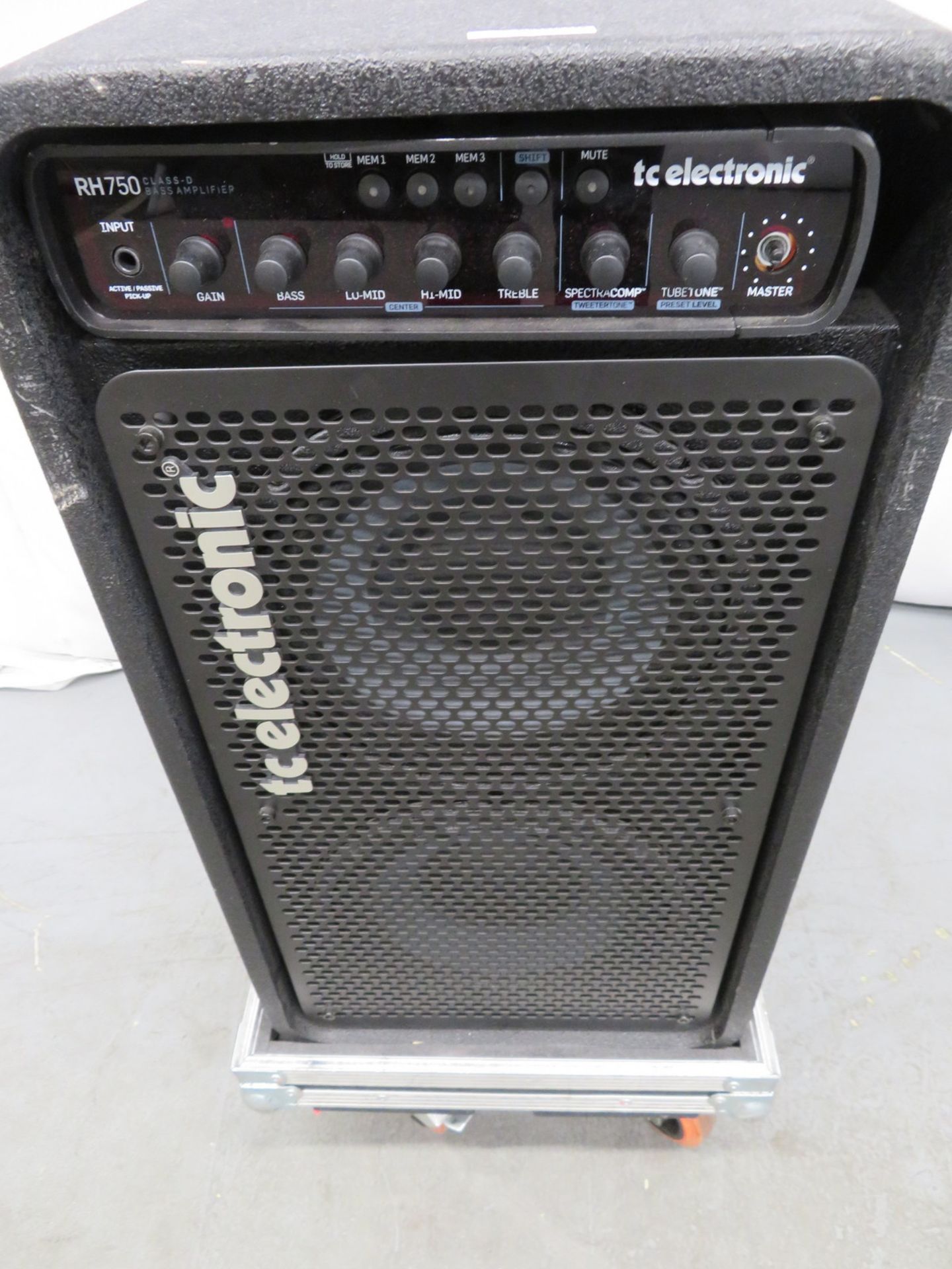 TC Electronics bass combo speaker & amp in flight case. Serial number: 10626148. - Image 2 of 10