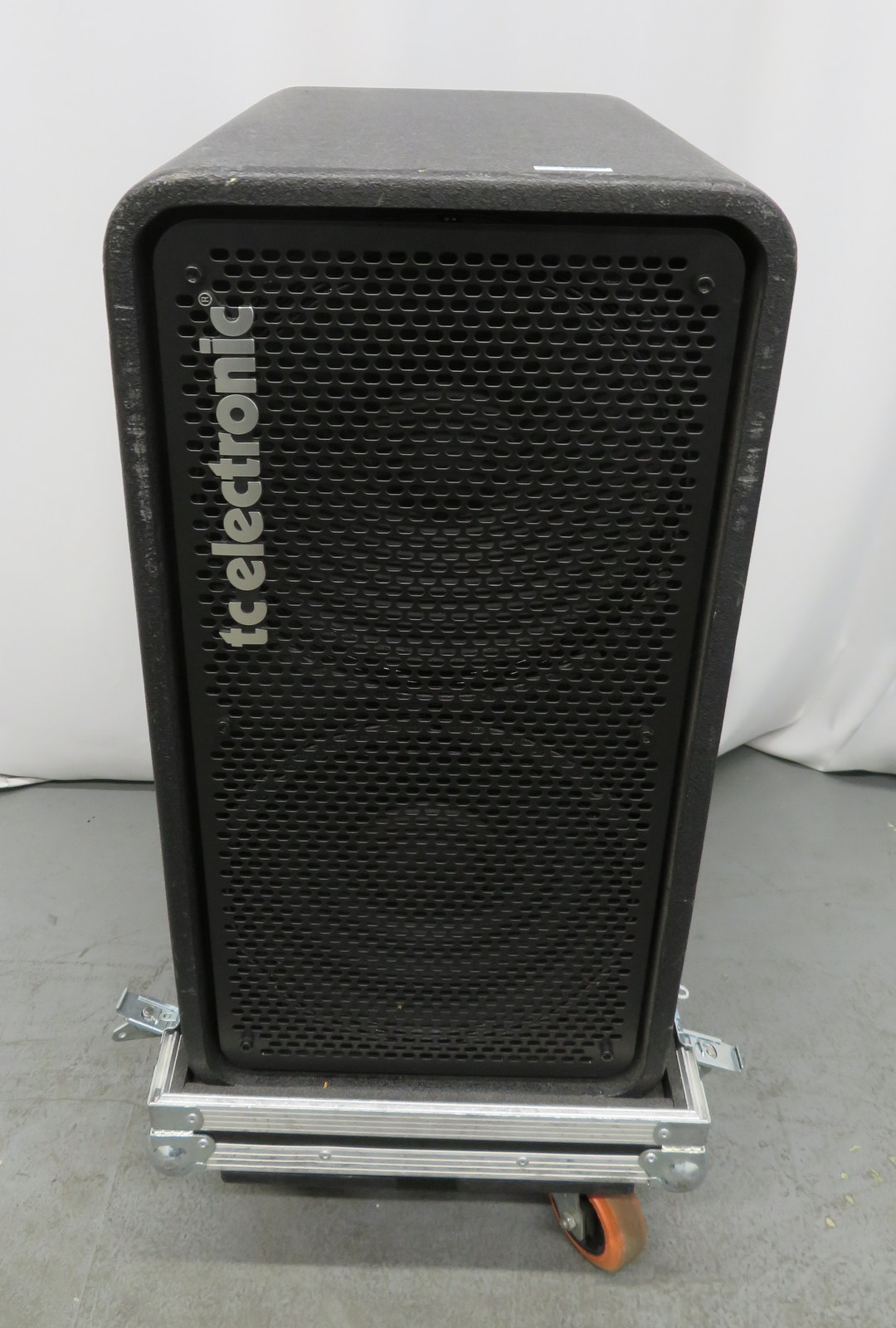 TC Electronics RS212 bass speaker in flight case. Serial number: 10174062.