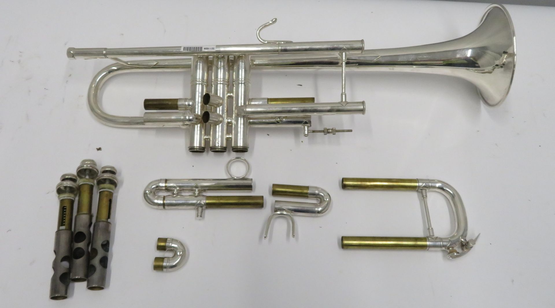 Bach Stradivarius model 37 ML trumpet with case. Serial number: 526621. - Image 2 of 14