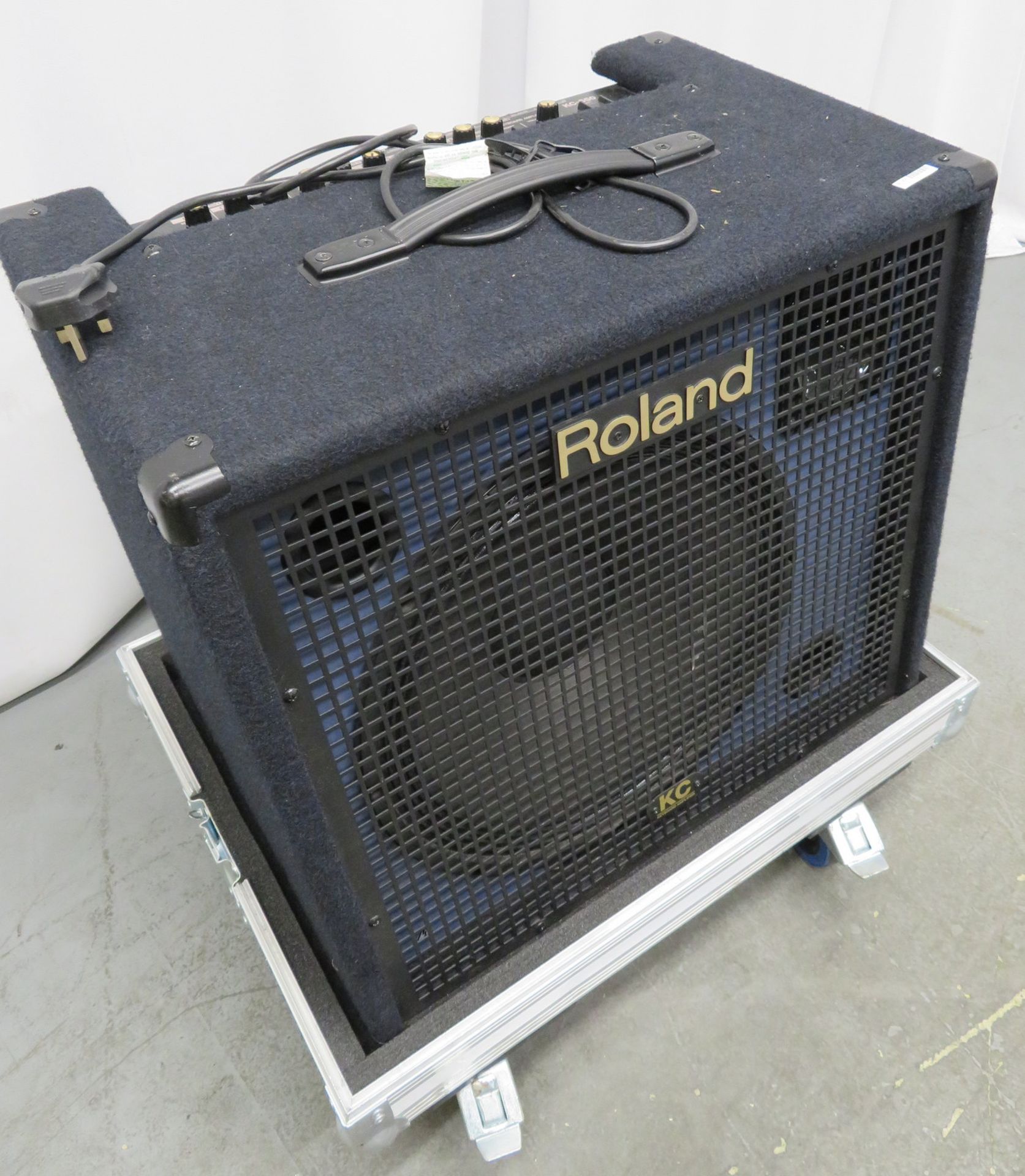 Roland KC550 keyboard amp in flight case. Serial number: Z6C6043. - Image 3 of 8