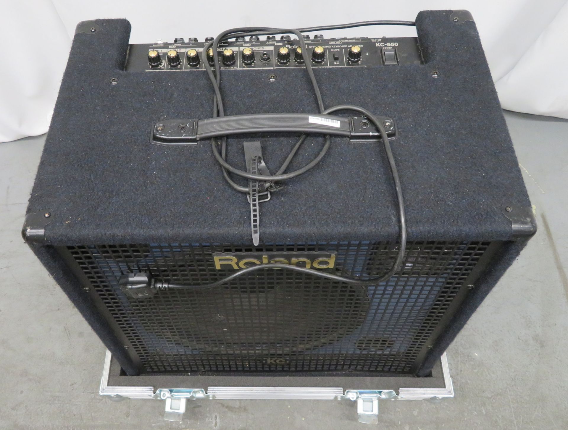 Roland KC550 keyboard amp in flight case. Serial number: CZ83020. - Image 2 of 8