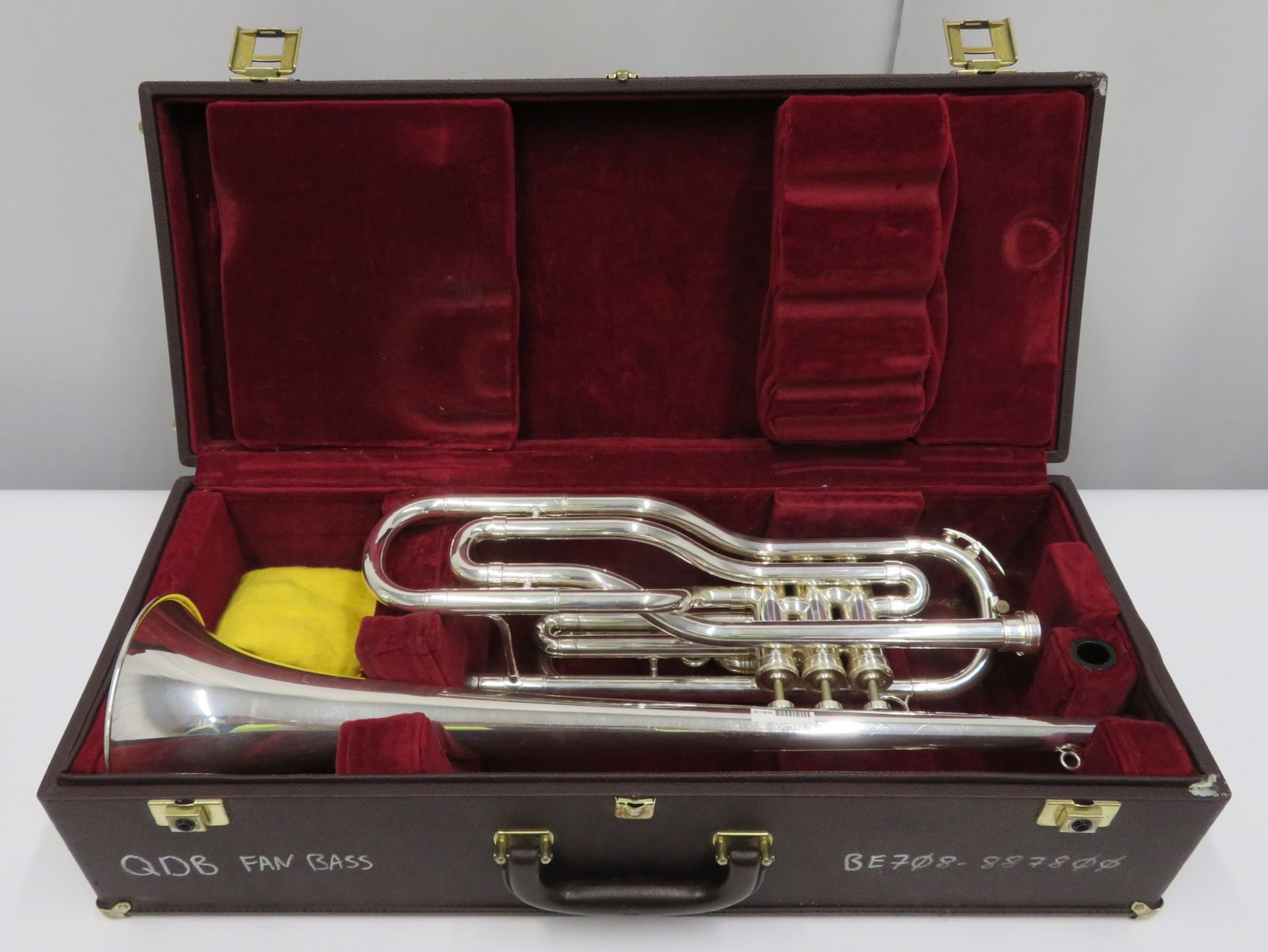 Besson International BE708 fanfare trumpet with case. Serial number: 887800.