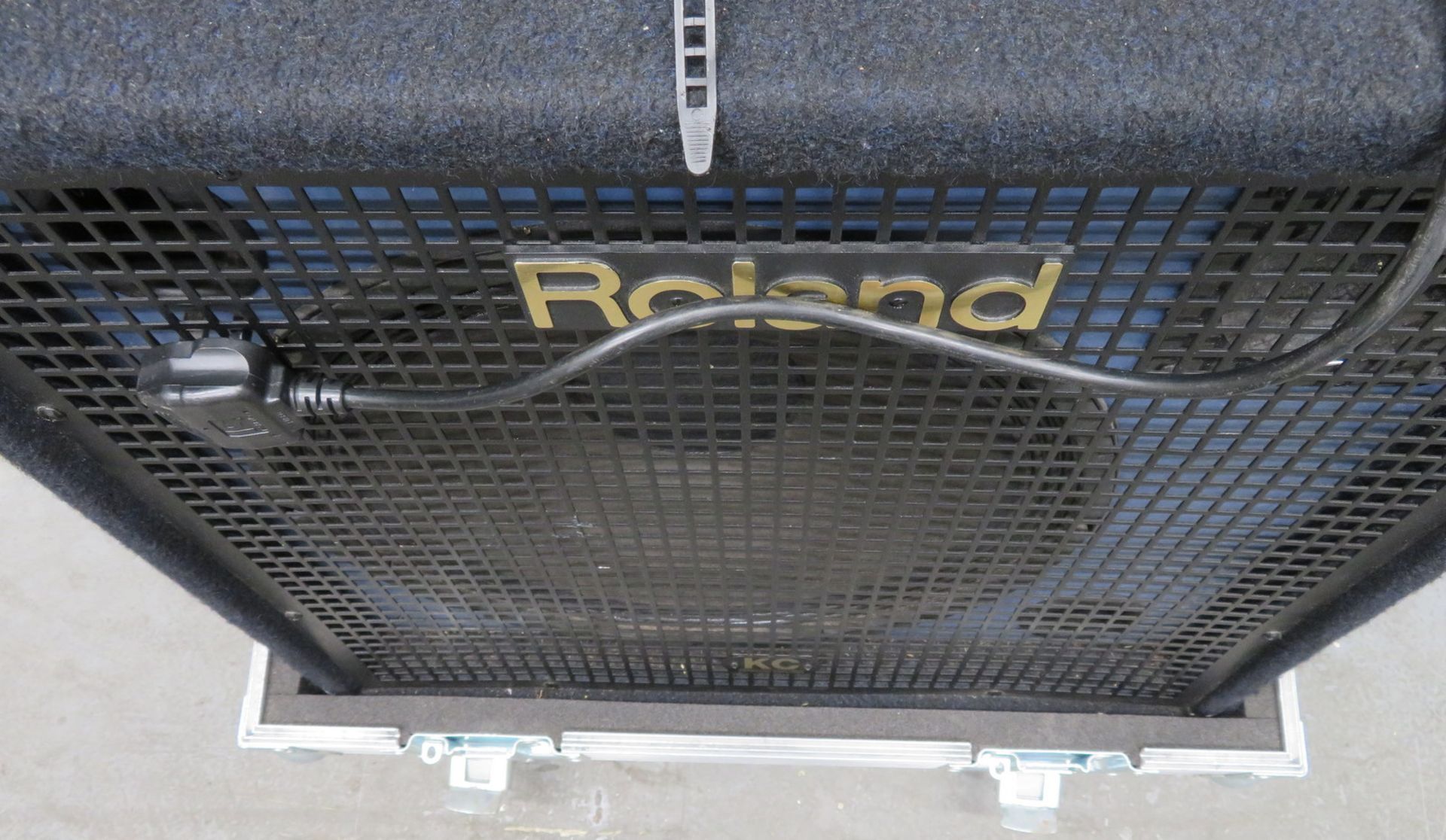 Roland KC550 keyboard amp in flight case. Serial number: CZ83020. - Image 3 of 8