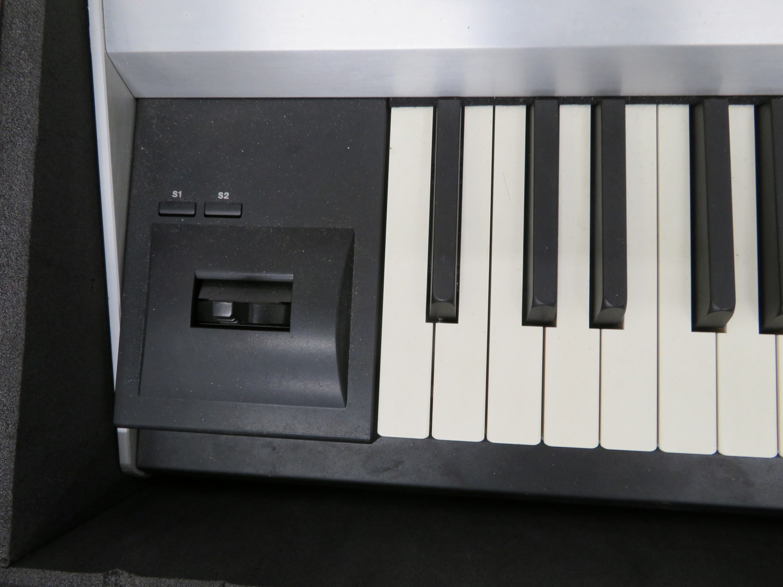 Roland Fantom G8 keyboard in flight case. Serial number: ZY77128. - Image 6 of 11