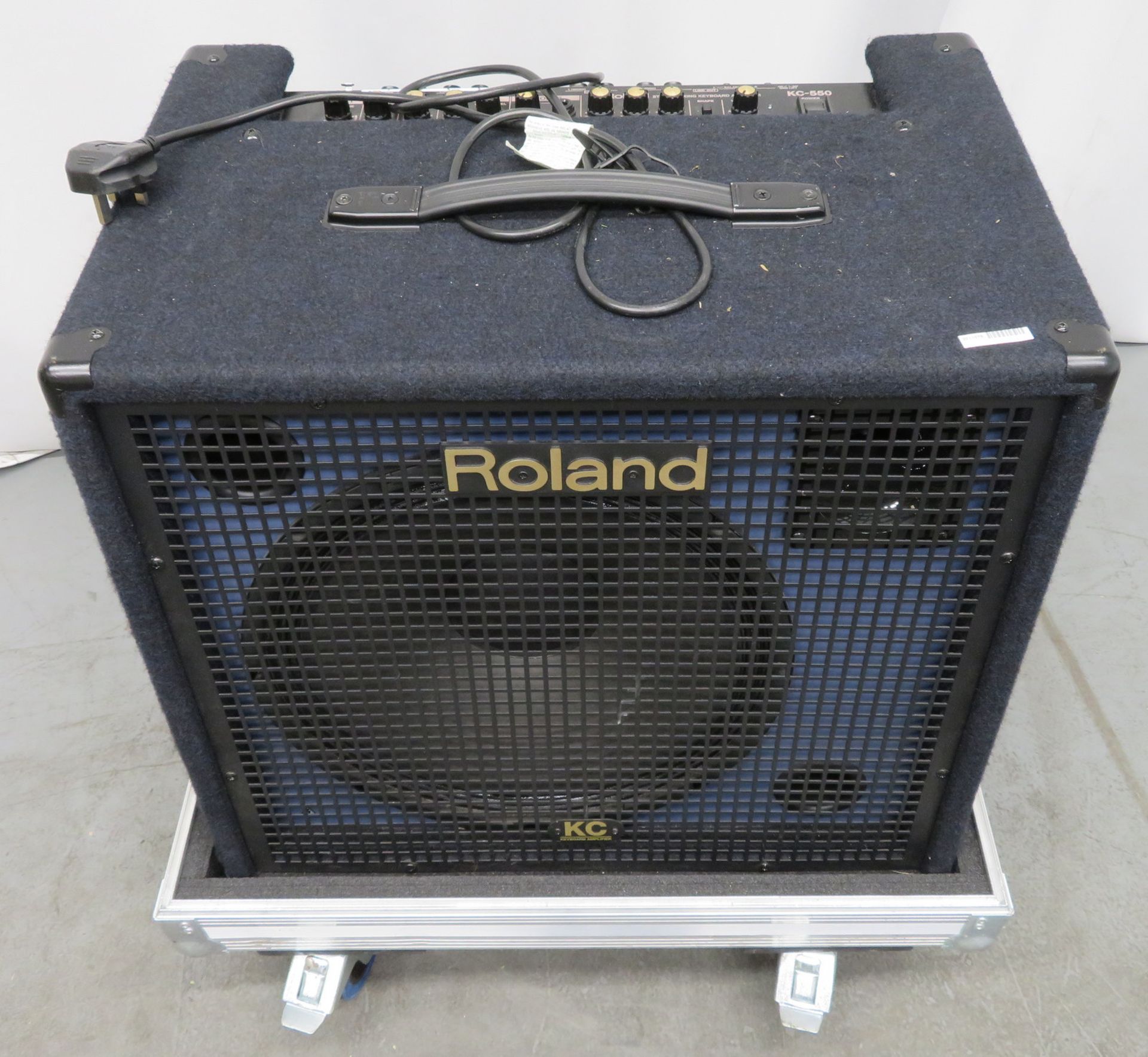 Roland KC550 keyboard amp in flight case. Serial number: Z6C6043. - Image 2 of 8