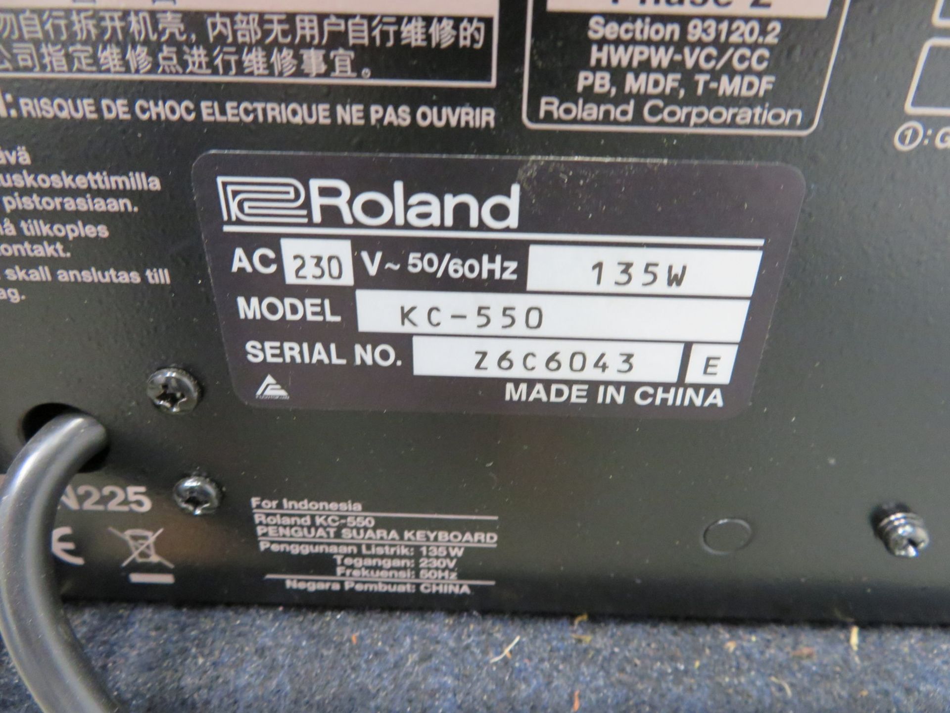 Roland KC550 keyboard amp in flight case. Serial number: Z6C6043. - Image 7 of 8