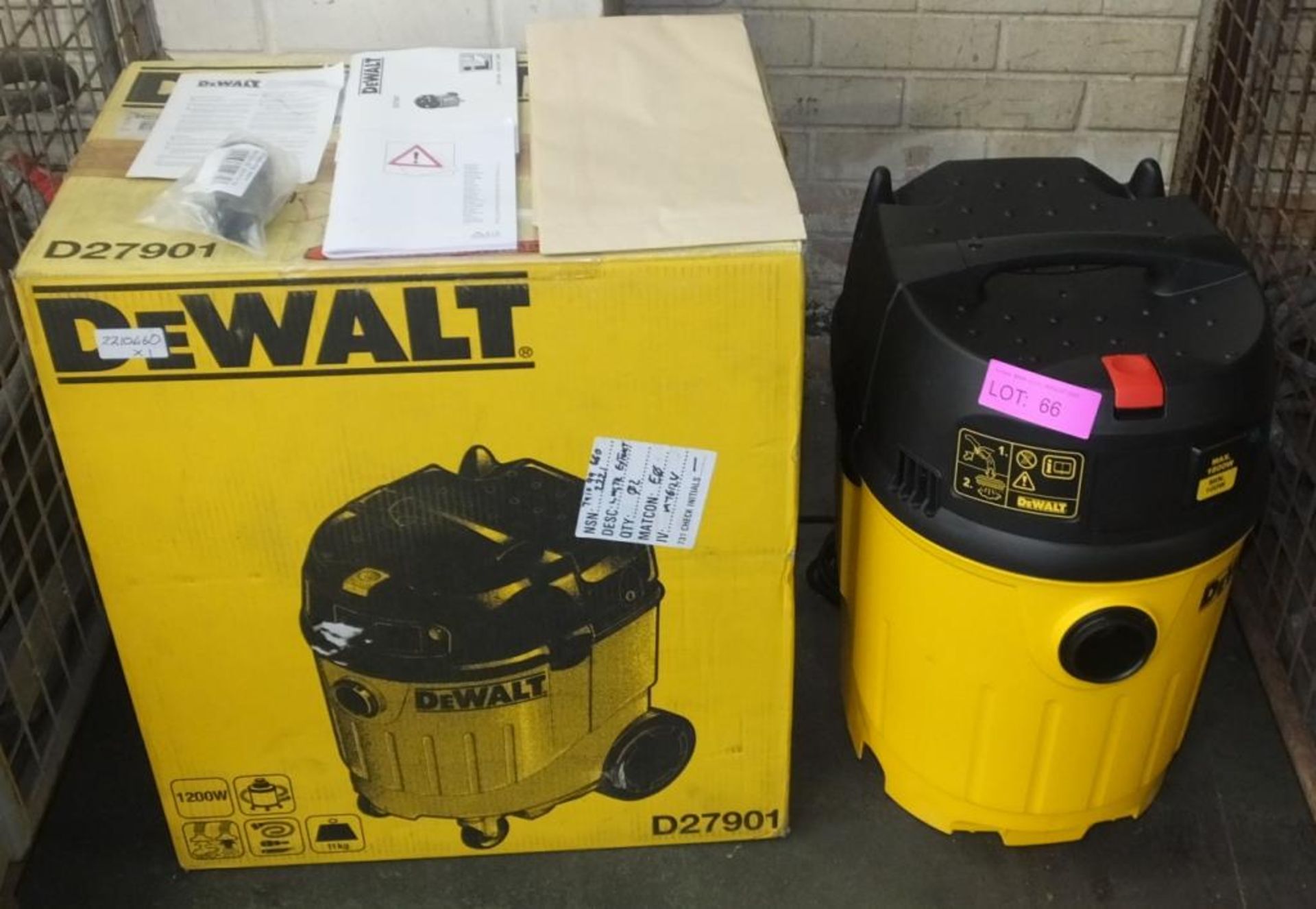 DeWalt D27901 Vacuum Cleaner 240v