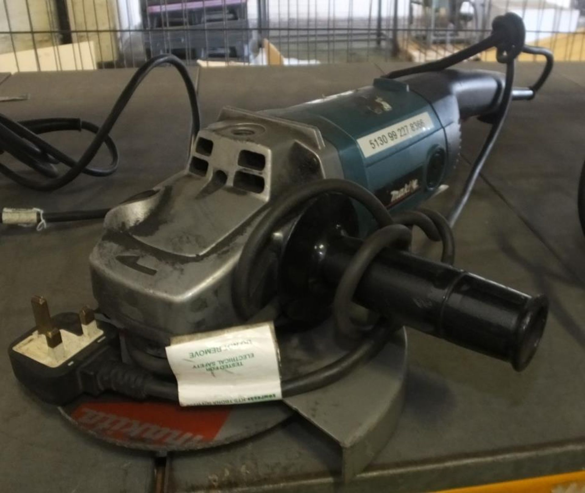 Makita 9069S Angle Grinder Electic 240v - Image 2 of 2