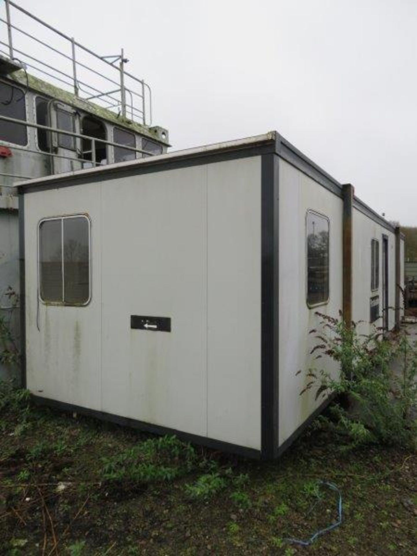 Large Cabin - 10.3M L x 3.1M wide x 2.7M high - LOCATED IN SOUTHAMPTON - OWN COLLECTION PREFERRED - Image 3 of 12