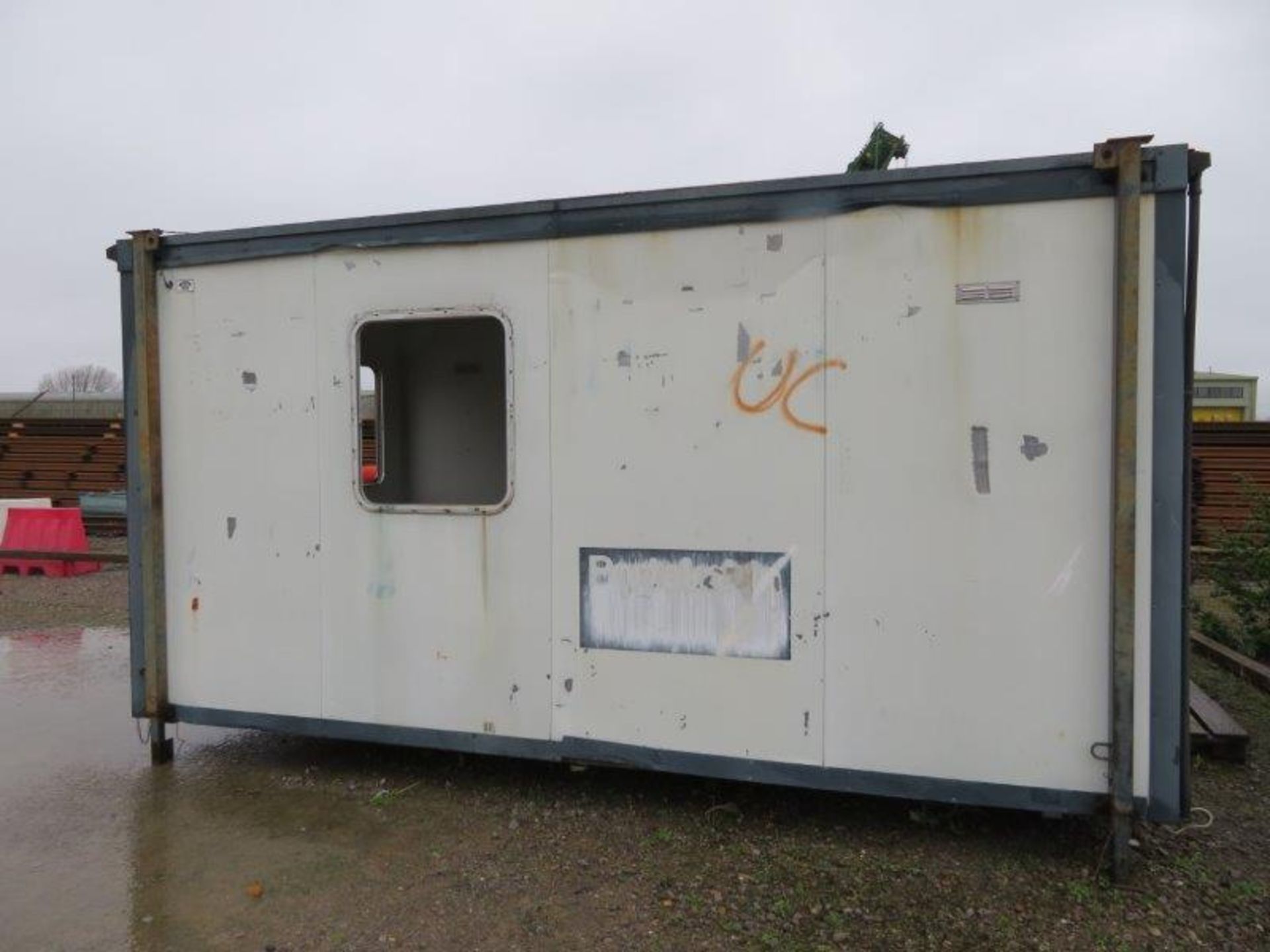 Small Cabin - 4.97M x 2.87M x 2.64M - LOCATED IN SOUTHAMPTON - OWN COLLECTION PREFERRED - Image 2 of 13