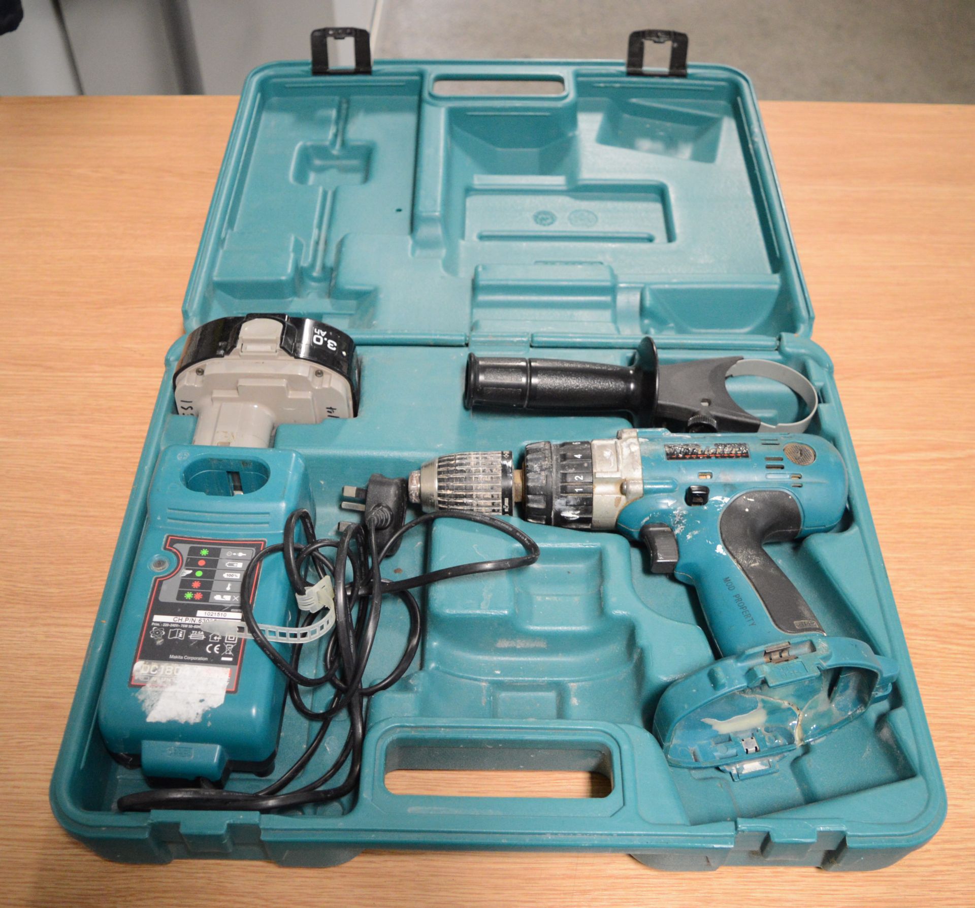 Makita Drill Portable 18V 1x Battery & Charger in a case - Thought not to be working.