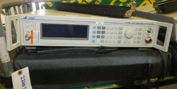 IFR 2025 9khz - 2.51GHZ Signal Generator with carry bag