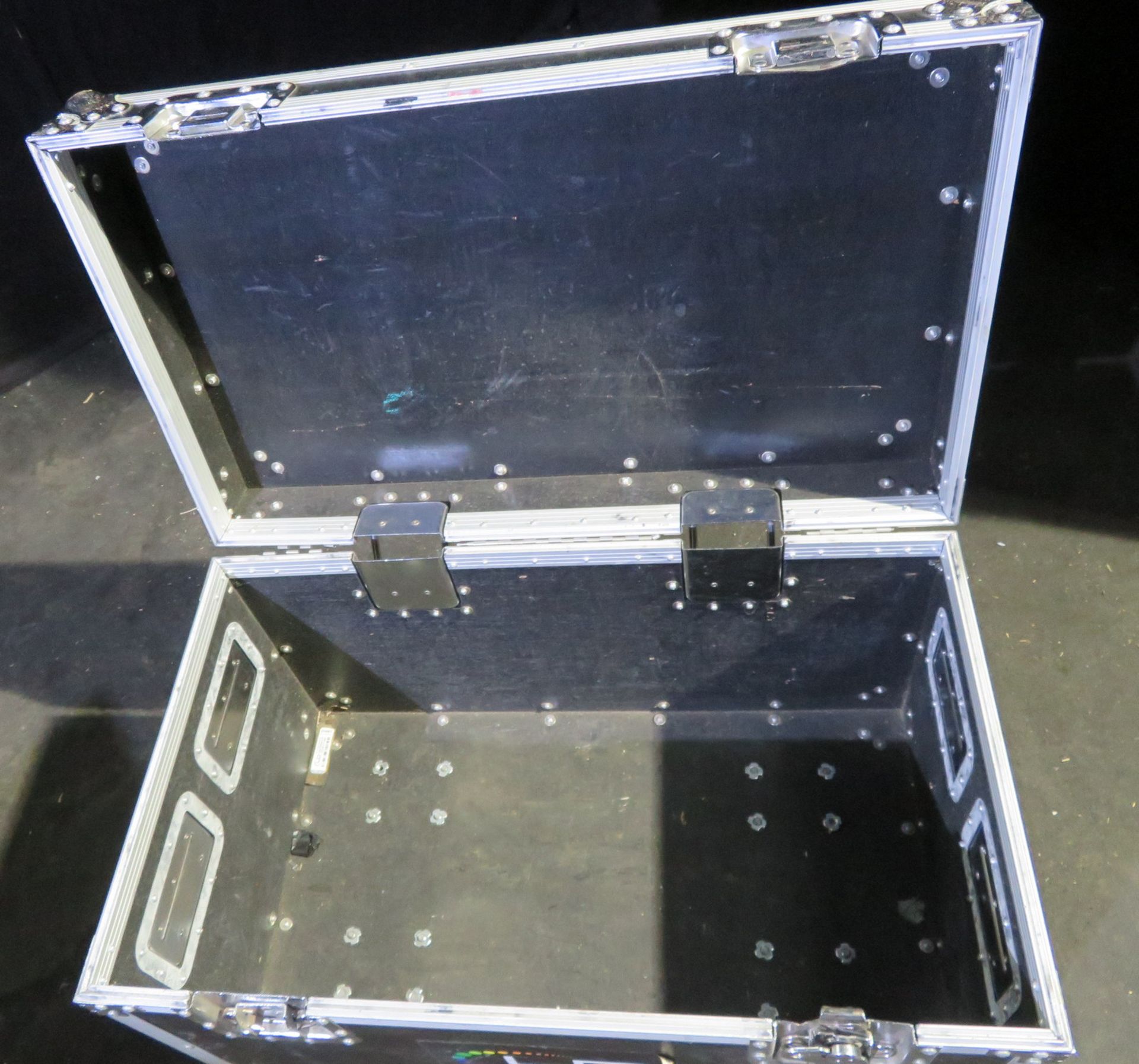 Wheeled flightcase internal dimensions: 70x40x33cm (LxDxH) - Image 4 of 4