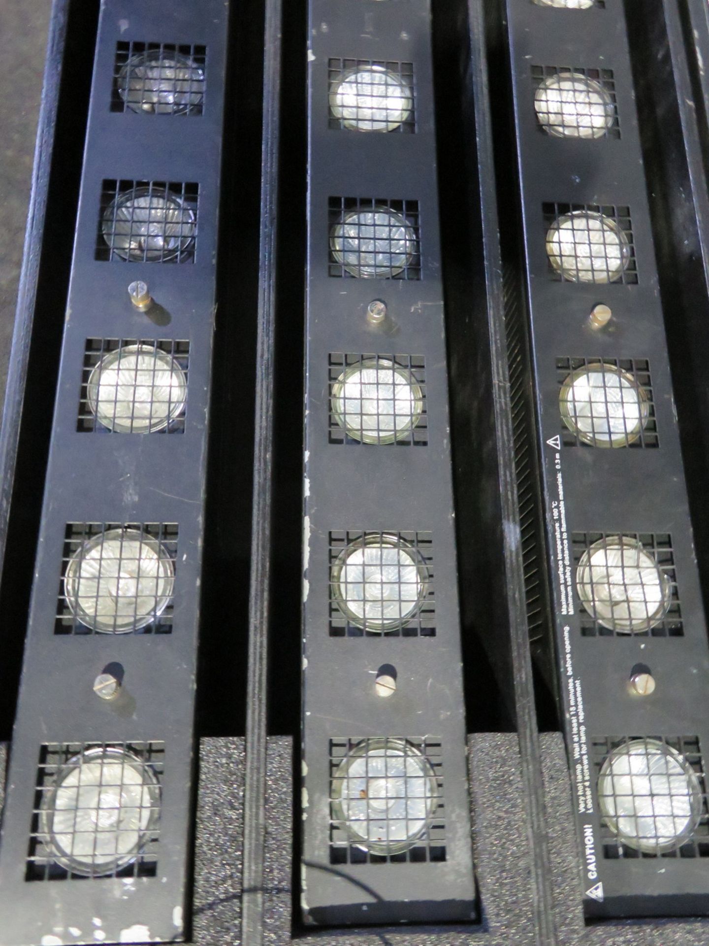 Six Showtec Sunstrip Active in 8 way Five star flightcase - Image 6 of 10