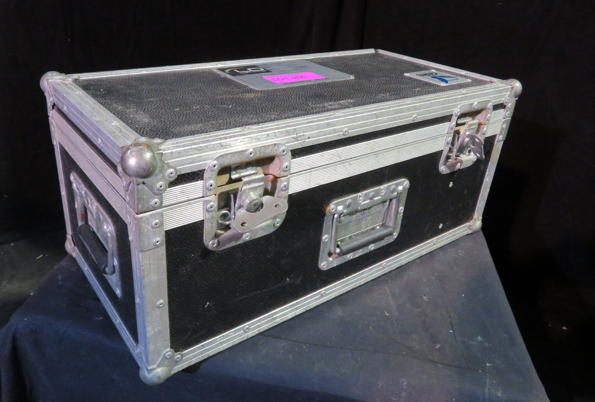 Small Flightcase internal dimensions: 59x28x19cm (LxDxH) with internal divider - Image 2 of 4